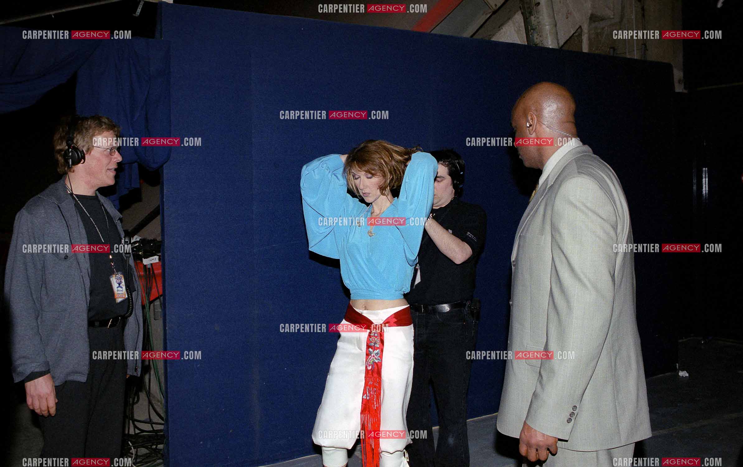 Le chanteur Garou en concert au POPB de Paris Bercy. Céline Dion rejoint Garou sur scène pour interpréter avec lui en duo " SOUS LE VENT " le 20 mars 2002.                         ( Exclusif )