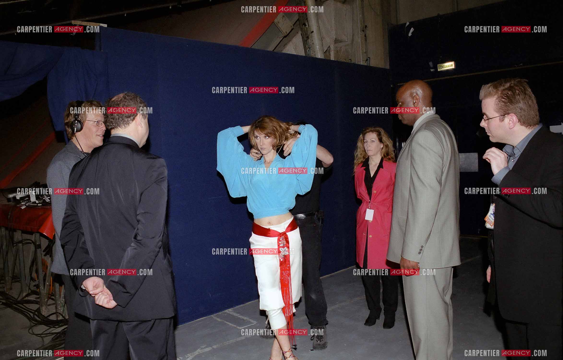 Le chanteur Garou en concert au POPB de Paris Bercy. Céline Dion rejoint Garou sur scène pour interpréter avec lui en duo " SOUS LE VENT " le 20 mars 2002.                         ( Exclusif )