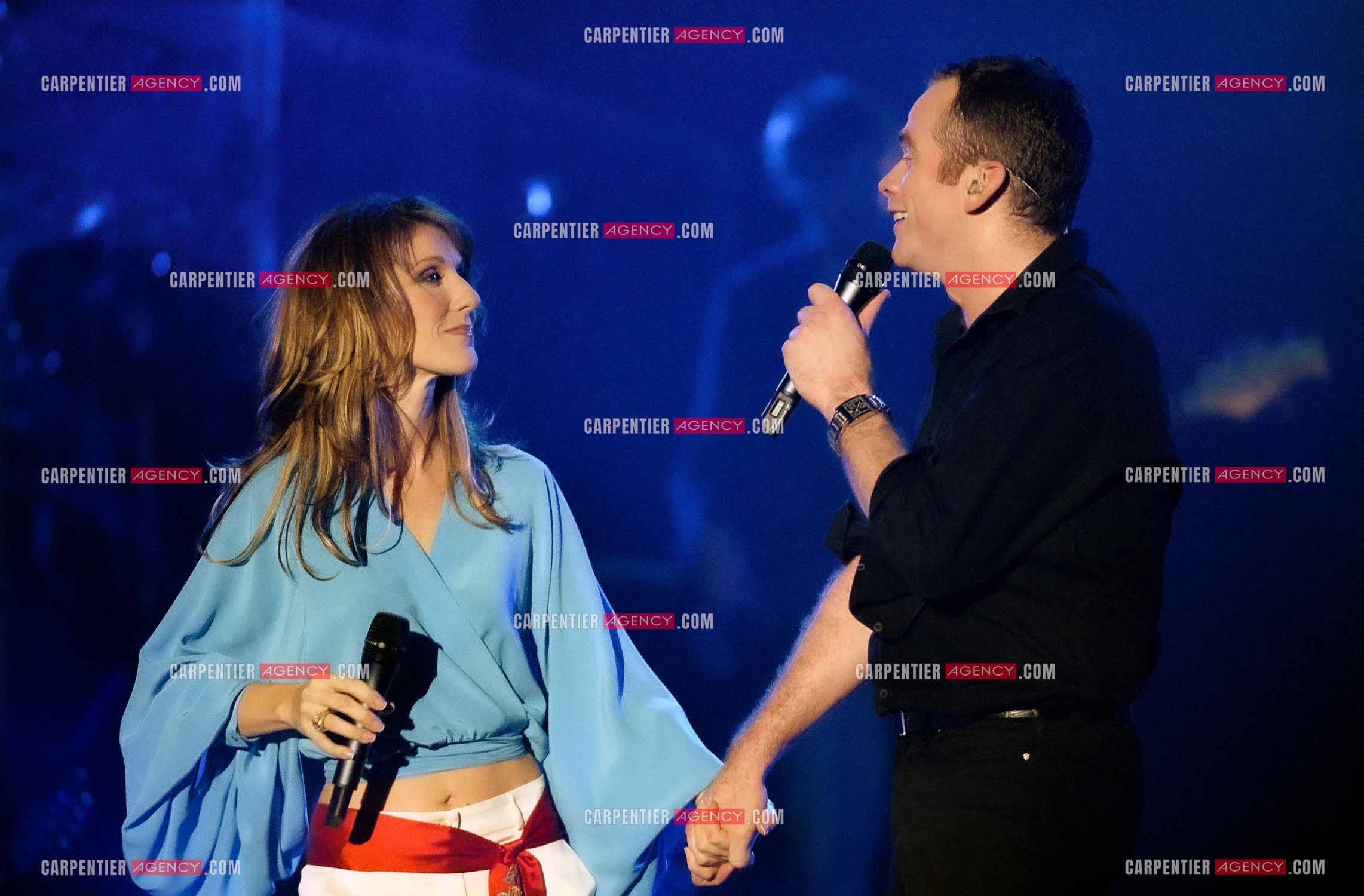 Le chanteur Garou en concert au POPB de Paris Bercy. Céline Dion rejoint Garou sur scène pour interpréter avec lui en duo " SOUS LE VENT " le 20 mars 2002.                         ( Exclusif )