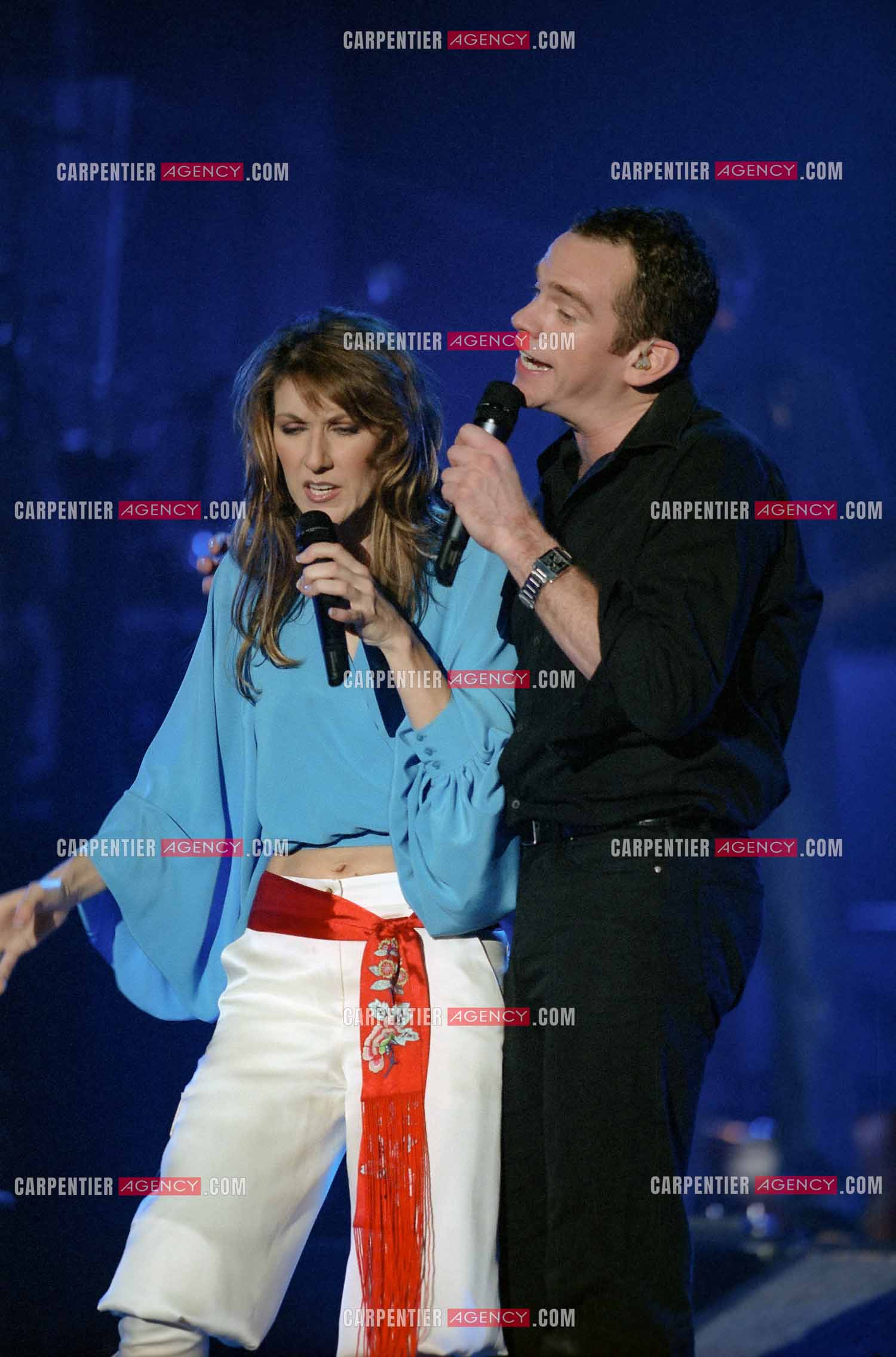 Le chanteur Garou en concert au POPB de Paris Bercy. Céline Dion rejoint Garou sur scène pour interpréter avec lui en duo " SOUS LE VENT " le 20 mars 2002.                         ( Exclusif )