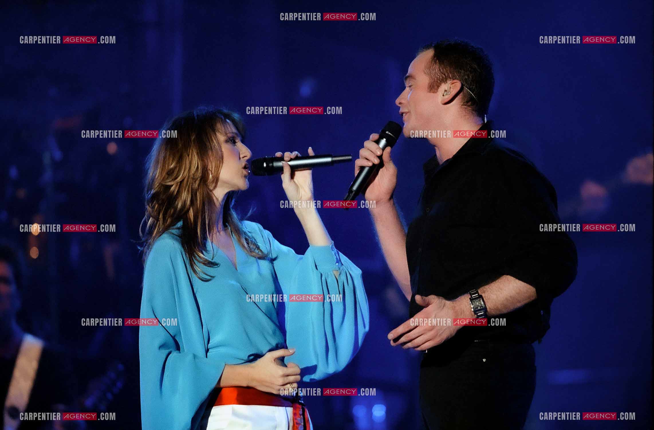 Le chanteur Garou en concert au POPB de Paris Bercy. Céline Dion rejoint Garou sur scène pour interpréter avec lui en duo " SOUS LE VENT " le 20 mars 2002.                         ( Exclusif )