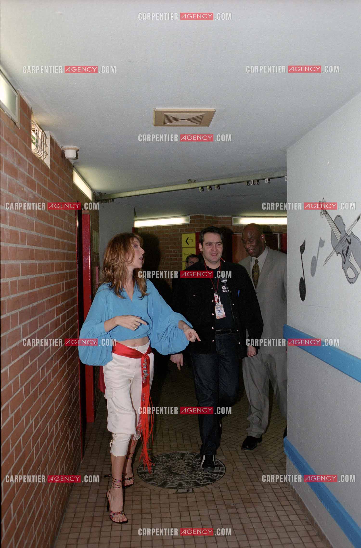 Céline Dion vient interprêter le duo “ SOUS LE VENT “ avec Garou qui est en concert au POPB de Paris Bercy en 2002. Céline sortant de sa loge pour se diriger vers la scène avec son régisseur Stéphan Héliat.    ( Exclusif )