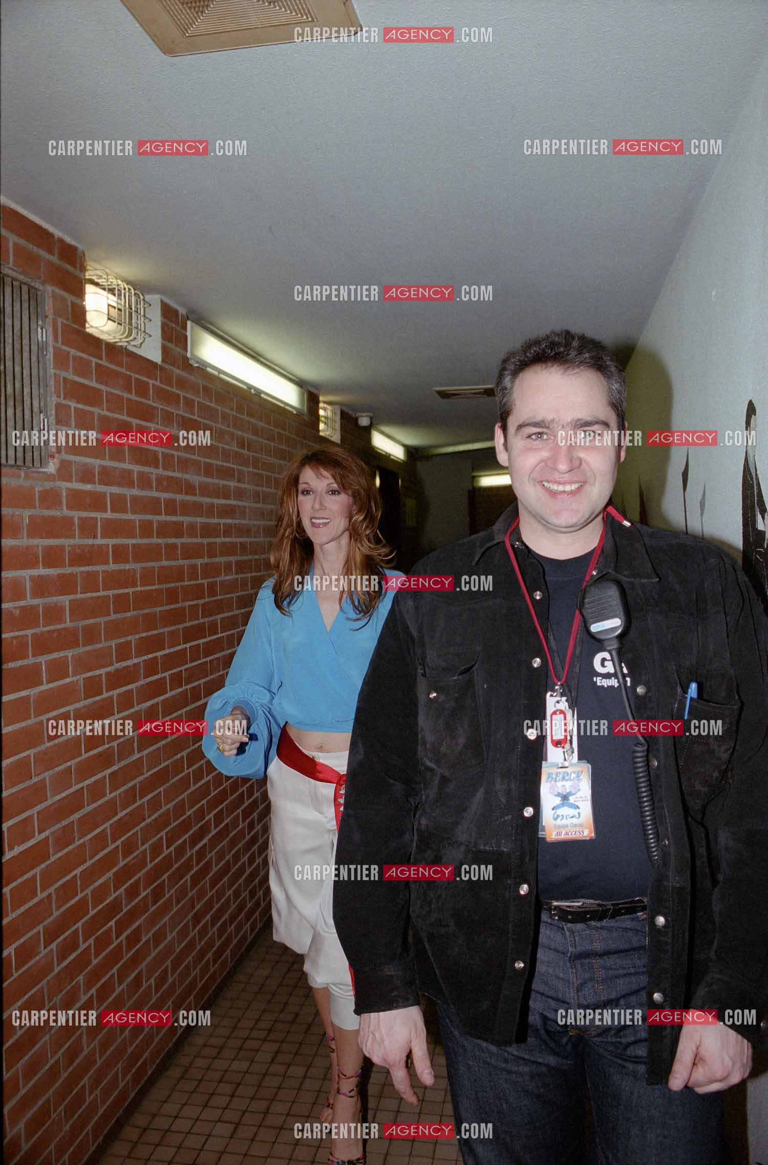 Céline Dion vient interprêter le duo “ SOUS LE VENT “ avec Garou qui est en concert au POPB de Paris Bercy en 2002. Céline sortant de sa loge pour se diriger vers la scène avec son régisseur Stéphan Héliat.    ( Exclusif )