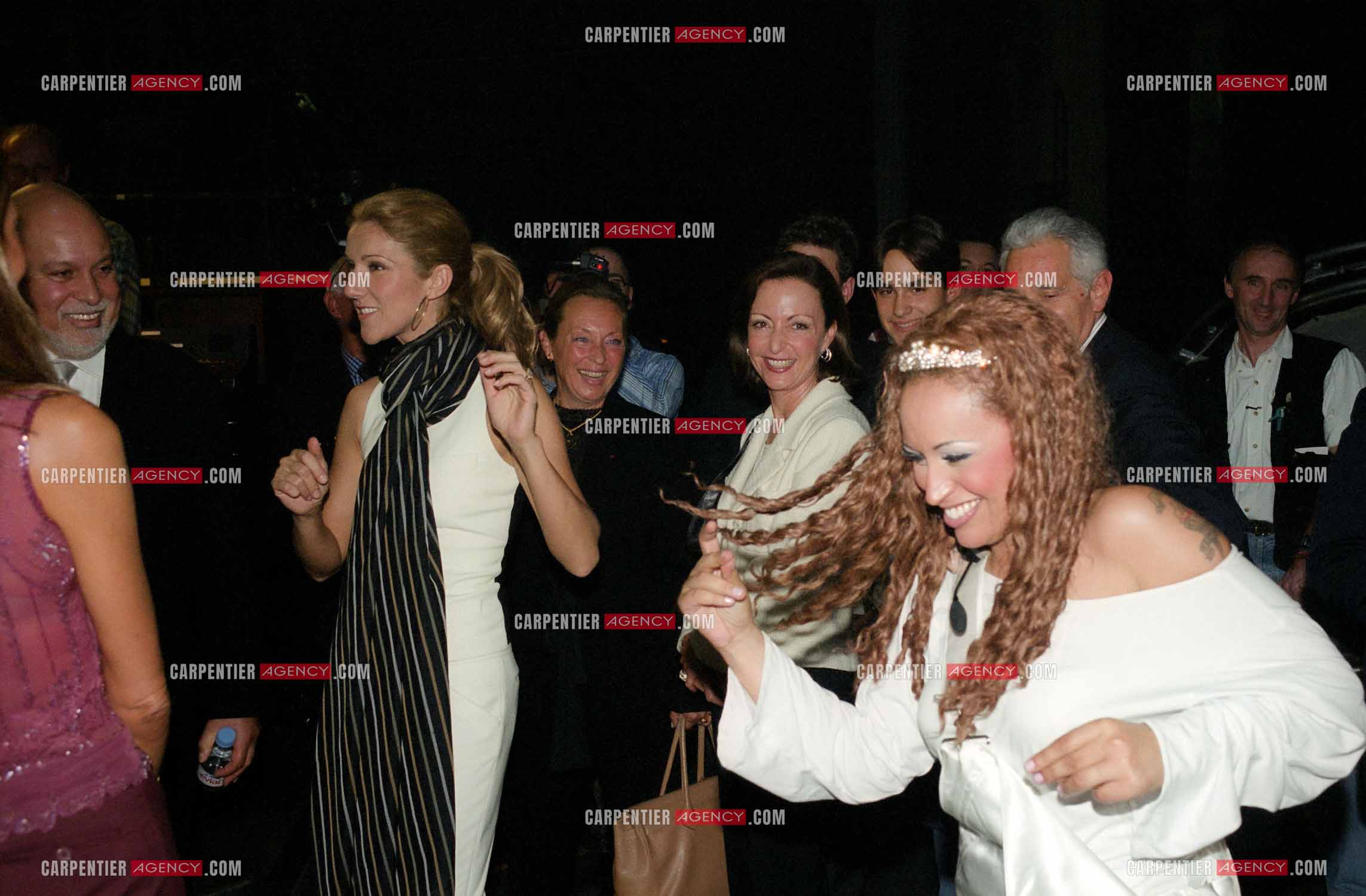 La chanteuse Céline Dion au Palais des Congrès de Paris pour la générale de la comédie musicale " Cindy ". Après le spectacle, Céline vient féliciter la chanteuse Laam et les artistes de la troupe.    (Exclusif )