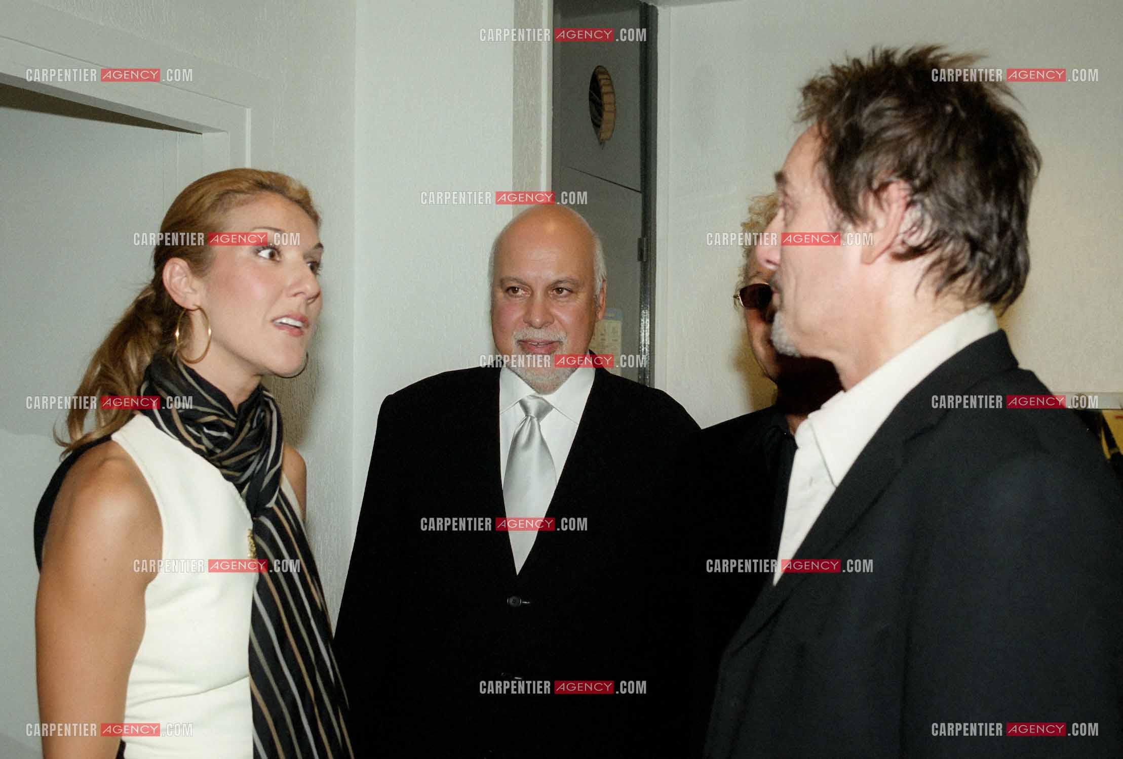 La chanteuse Céline Dion et son mari René Angélil au Palais des Congrès de Paris pour la générale de la comédie musicale " Cindy ". Dans les loges Céline Dion et son mari René Angélil avec Murray Head, un des artistes de la troupe.         (Exclusif )