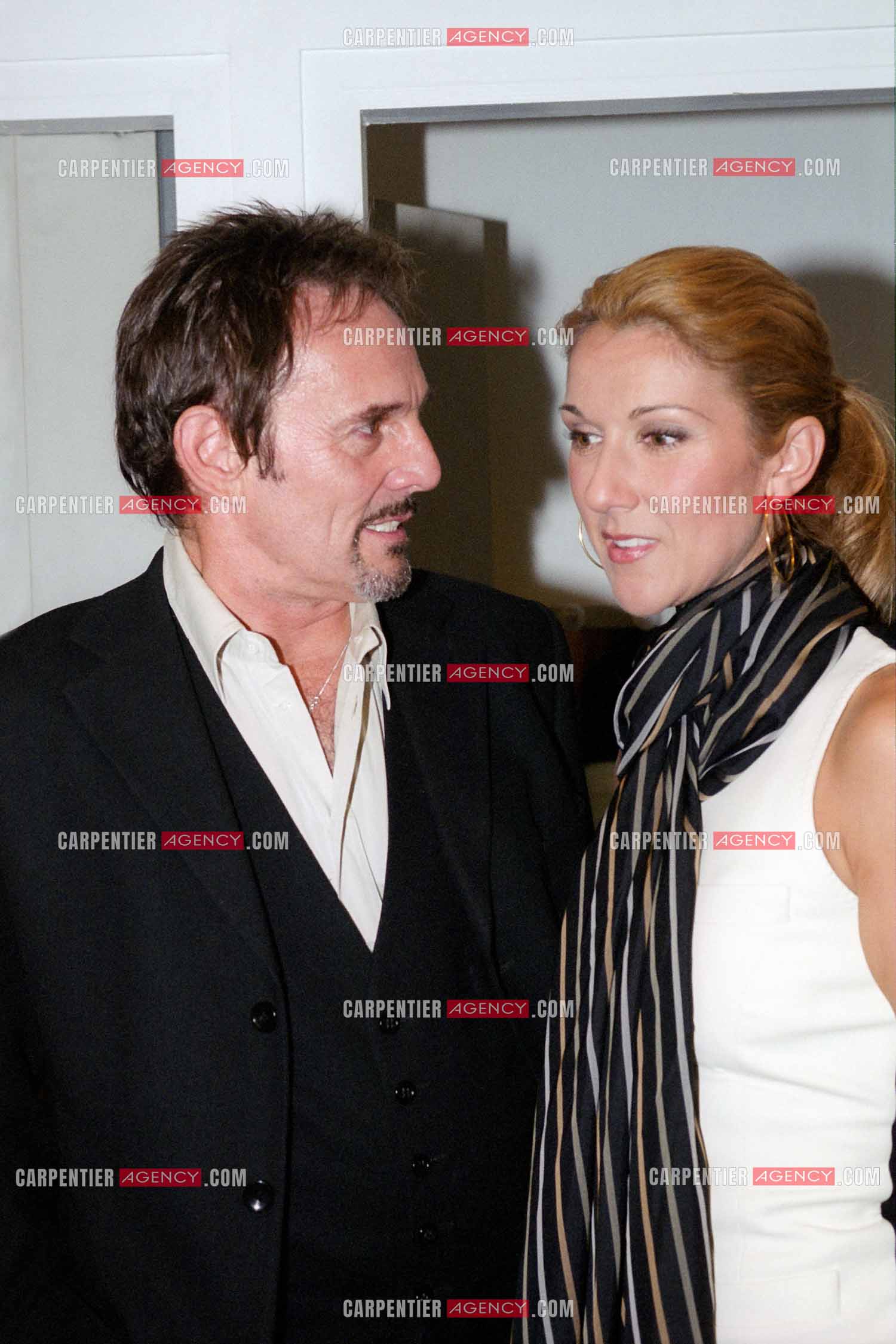 La chanteuse Céline Dion au Palais des Congrès de Paris pour la générale de la comédie musicale " Cindy ". Dans les loges Céline Dion avec Murray Head, un des artistes de la troupe.         (Exclusif )