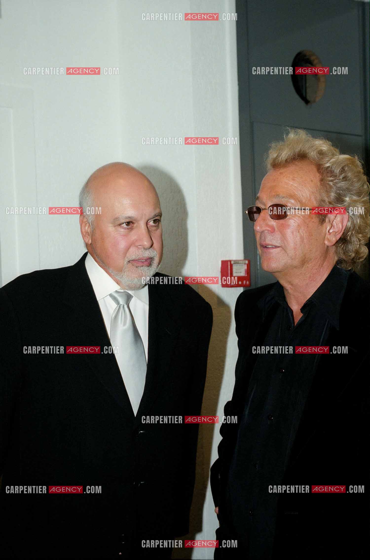 La chanteuse Céline Dion et son mari René Angélil au Palais des Congrès de Paris pour la générale de la comédie musicale " Cindy ". Dans les loges, René Angélil s'entretient avec l'auteur Luc Plamondon.    (Exclusif )