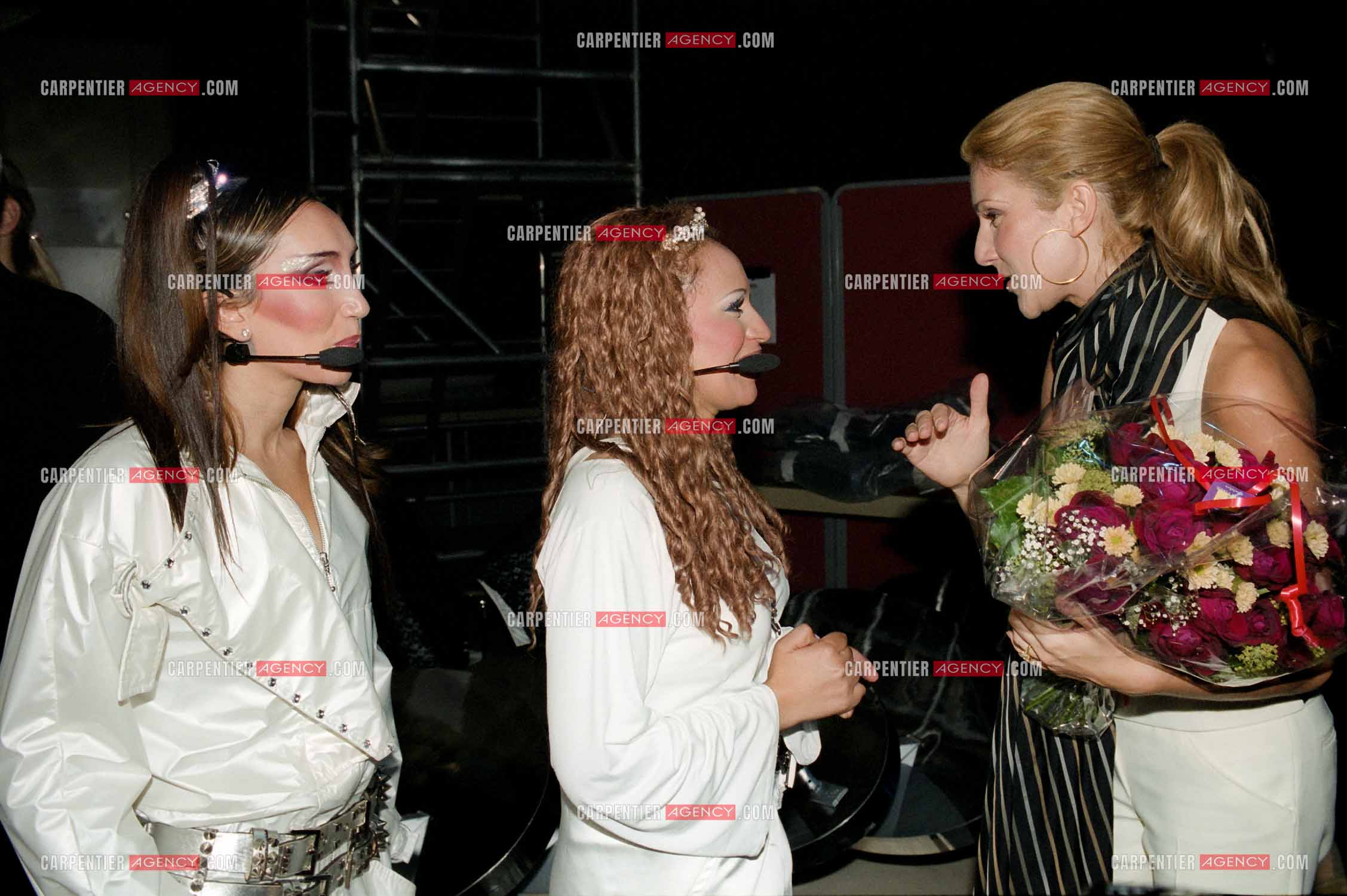 La chanteuse Céline Dion au Palais des Congrès de Paris pour la générale de la comédie musicale " Cindy ". Après le spectacle, Céline vient féliciter la chanteuse Laam et les artistes de la troupe.    (Exclusif )