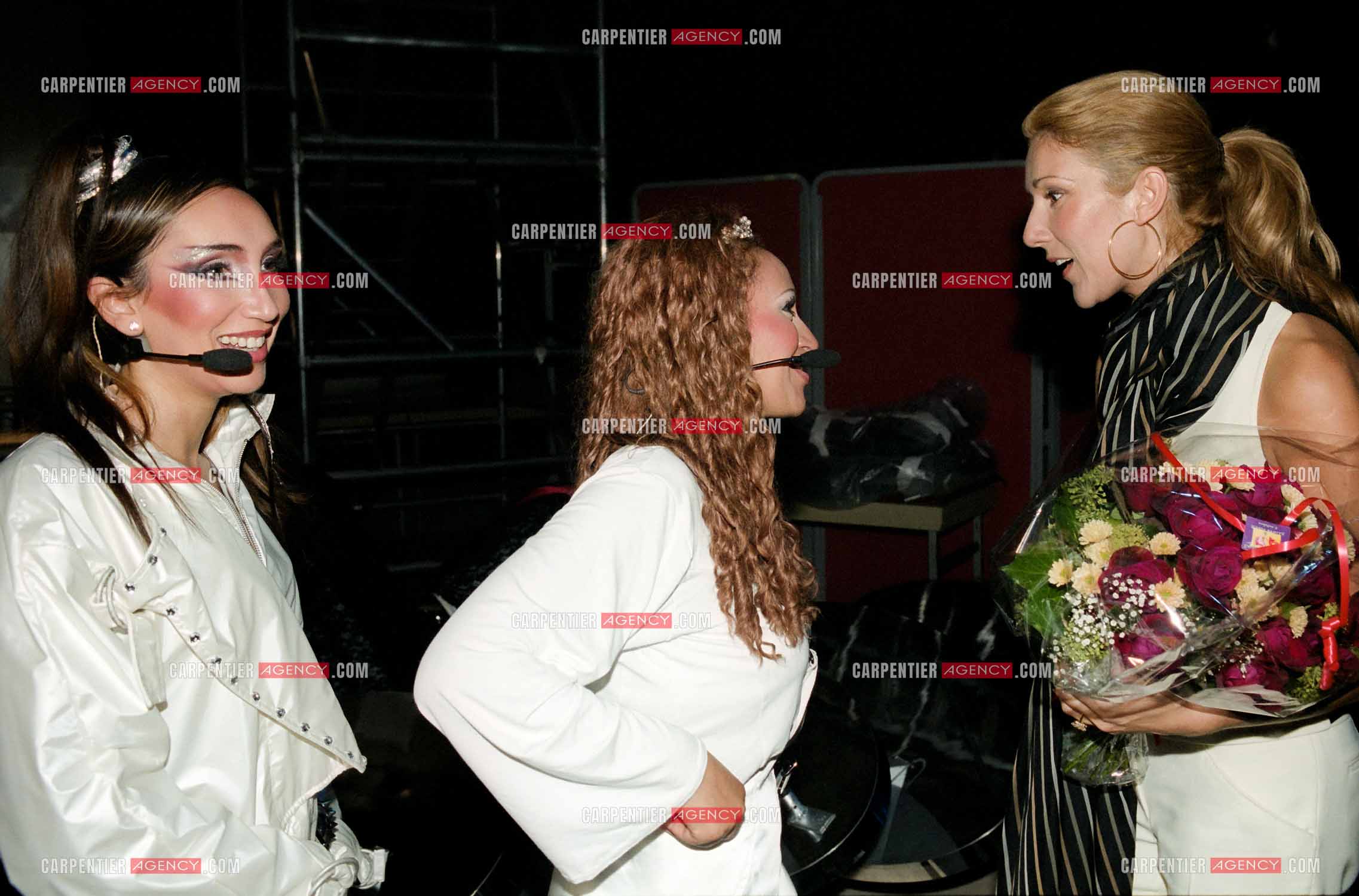 La chanteuse Céline Dion au Palais des Congrès de Paris pour la générale de la comédie musicale " Cindy ". Après le spectacle, Céline vient féliciter la chanteuse Laam et les artistes de la troupe.    (Exclusif )