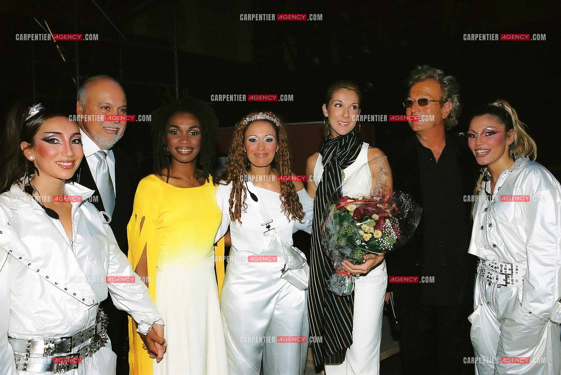 La chanteuse Céline Dion et son mari René Angélil au Palais des Congrès de Paris pour la générale de la comédie musicale " Cindy ". Dans les loges Céline Dion et son mari René Angélil avec les artistes de la troupe Assia, Kristel Adams, Laam, et Carine Haddadou.         (Exclusif )