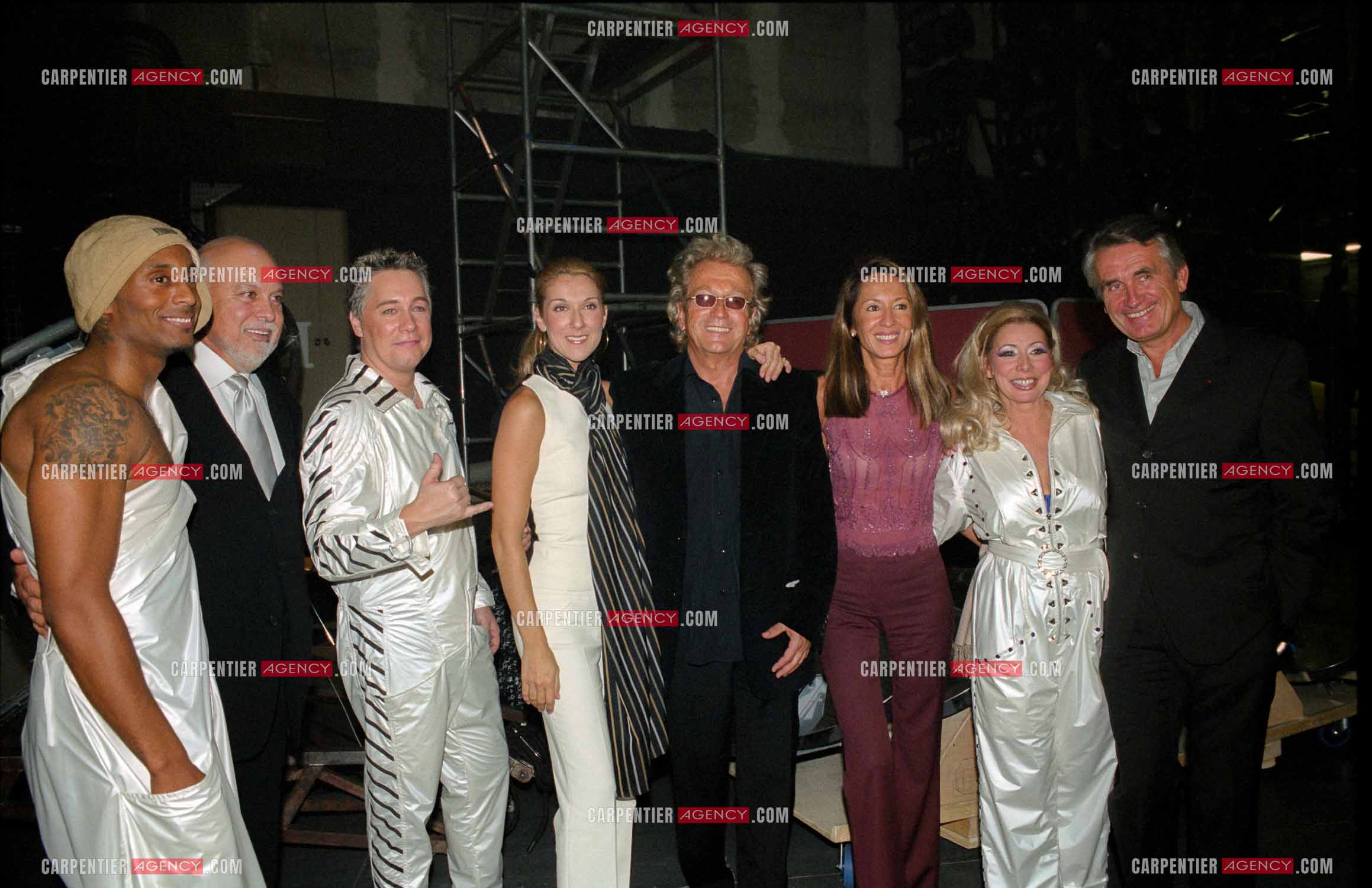 La chanteuse Céline Dion et son mari René Angélil au Palais des Congrès de Paris pour la générale de la comédie musicale " Cindy ". Dans les loges Céline Dion et son mari René Angélil avec les artistes de la troupe. Jay, Patrice Blouin, Gilbert et Nikole Coullier et Patsy Gallant.         (Exclusif )