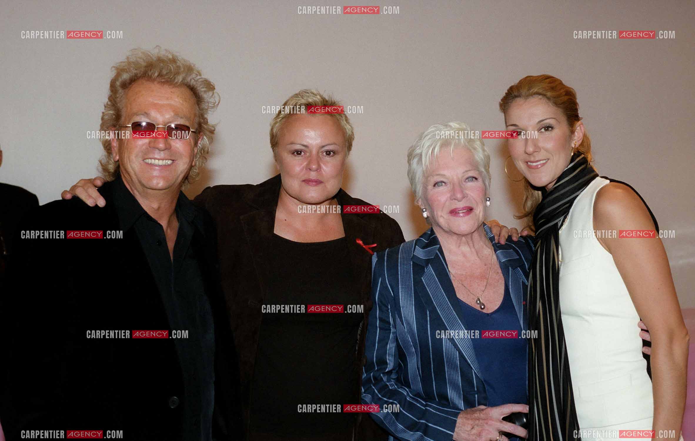 La chanteuse Céline Dion au Palais des Congrès de Paris pour la générale de la comédie musicale " Cindy ". Dans les loges Céline avec Luc Plamondon, Muriel Robin, et Line Renaud.         (Exclusif )