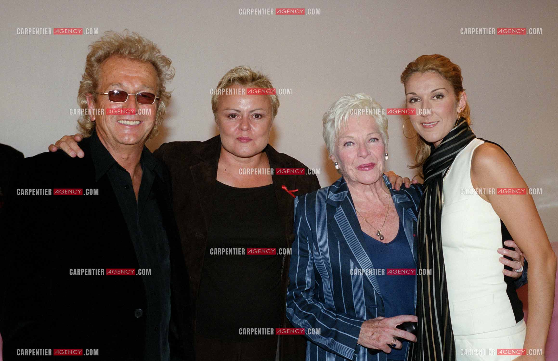 La chanteuse Céline Dion au Palais des Congrès de Paris pour la générale de la comédie musicale " Cindy ". Dans les loges Céline avec Luc Plamondon, Muriel Robin, et Line Renaud.         (Exclusif )