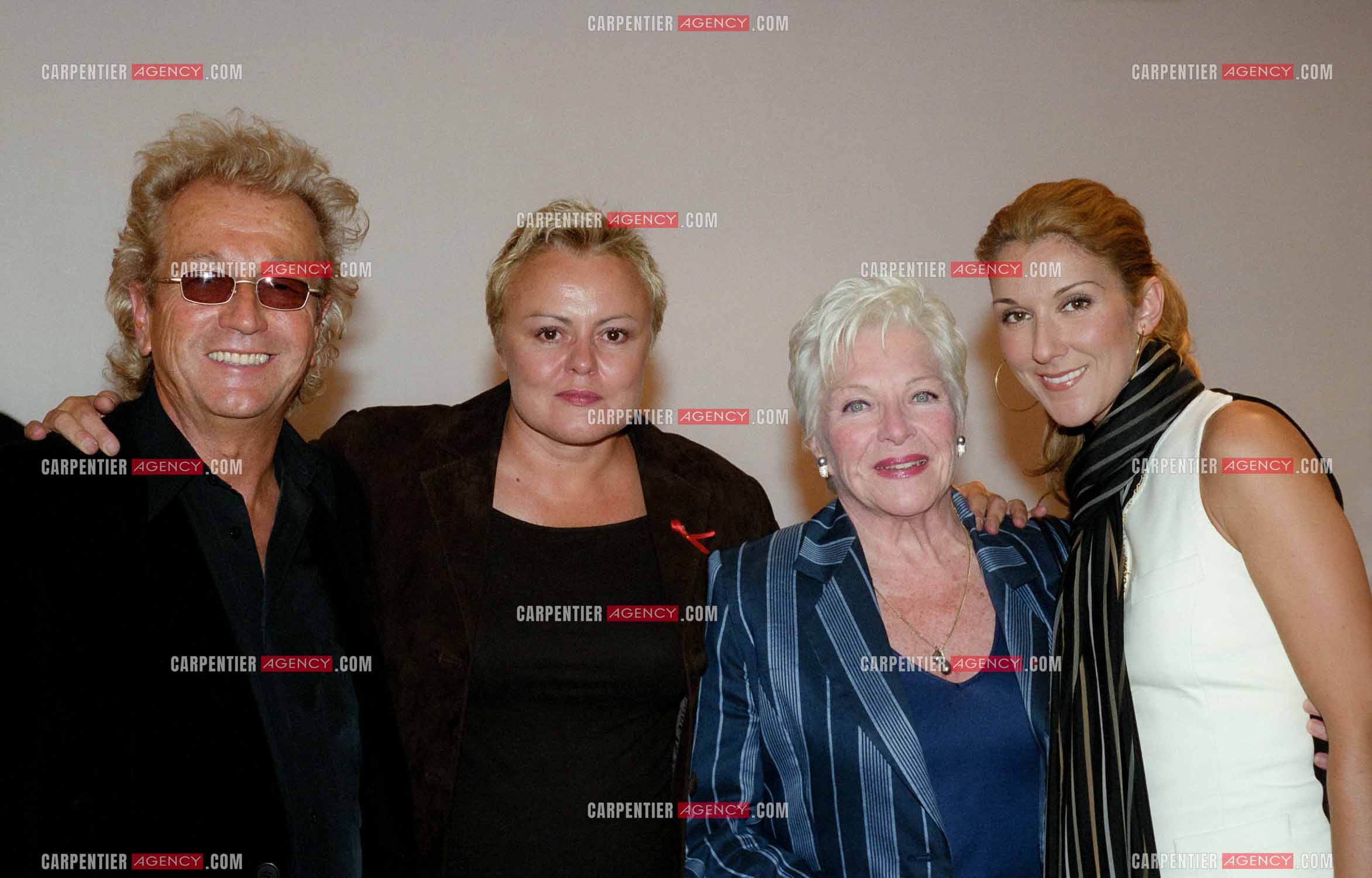 La chanteuse Céline Dion au Palais des Congrès de Paris pour la générale de la comédie musicale " Cindy ". Dans les loges Céline avec Luc Plamondon, Muriel Robin, et Line Renaud.         (Exclusif )