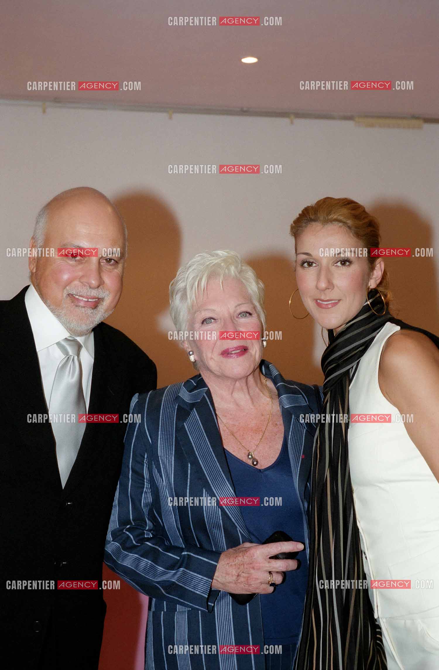 La chanteuse Céline Dion et son mari René Angélil au Palais des Congrès de Paris pour la générale de la comédie musicale " Cindy ". Dans les loges Céline Dion et son mari René Angélil avec Line Renaud.         (Exclusif )