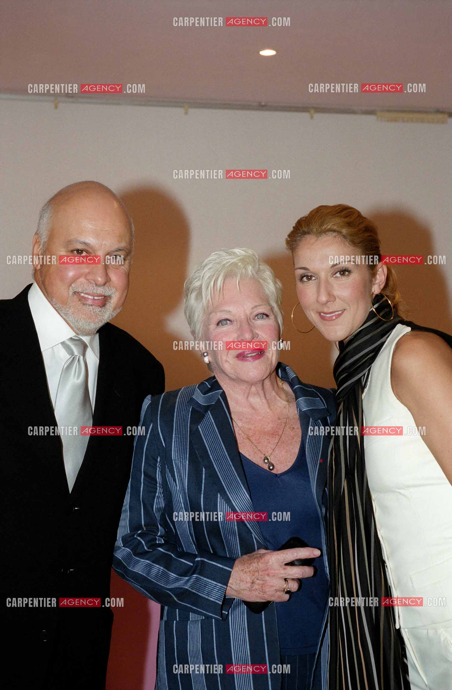 La chanteuse Céline Dion et son mari René Angélil au Palais des Congrès de Paris pour la générale de la comédie musicale " Cindy ". Dans les loges Céline Dion et son mari René Angélil avec Line Renaud.         (Exclusif )