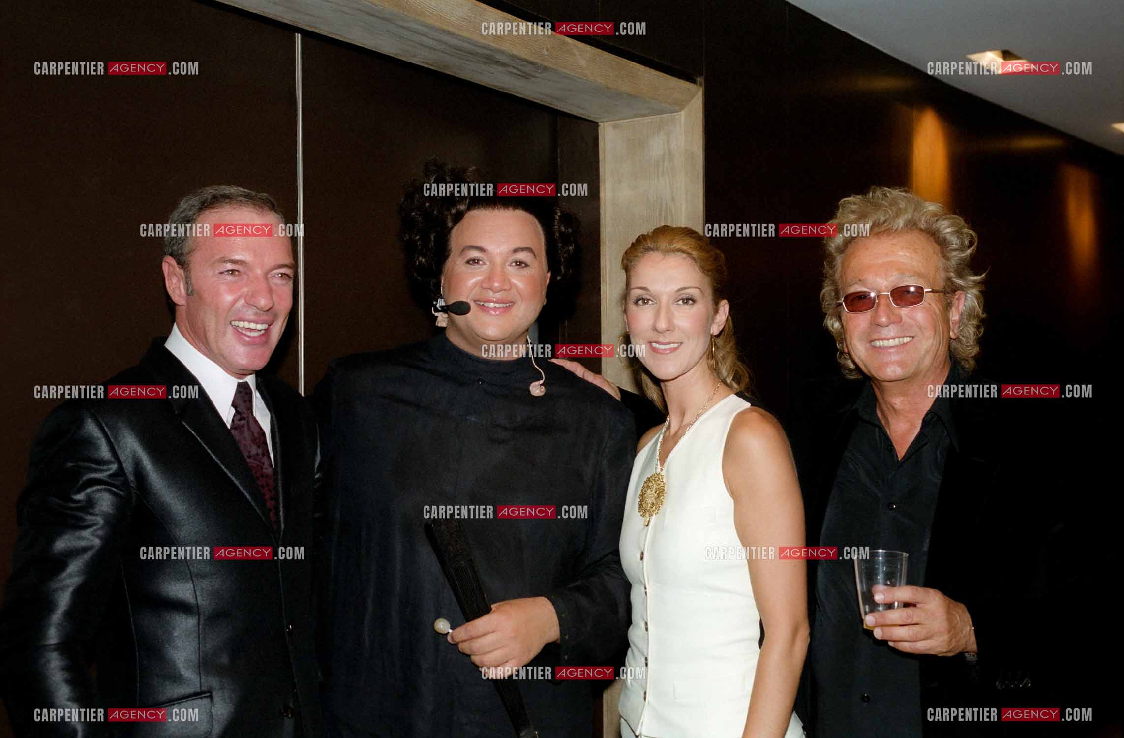 La chanteuse Céline Dion au Palais des Congrès de Paris pour la générale de la comédie musicale " Cindy ". Dans les loges Céline avec Luc Plamondon, Jean Leduc et Tony Gomez.     (Exclusif )