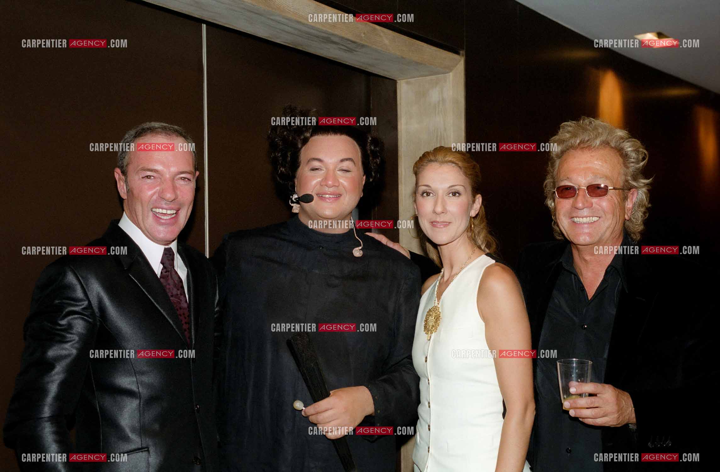 La chanteuse Céline Dion au Palais des Congrès de Paris pour la générale de la comédie musicale " Cindy ". Dans les loges Céline avec Luc Plamondon, Jean Leduc et Tony Gomez.     (Exclusif )