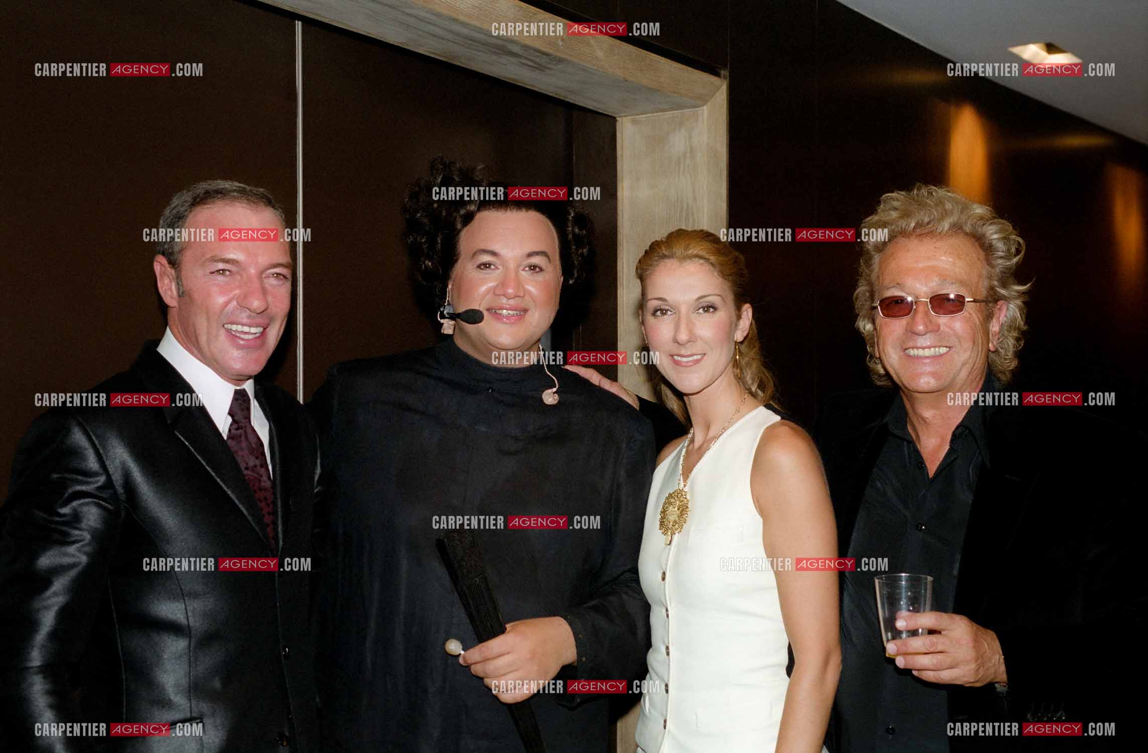 La chanteuse Céline Dion au Palais des Congrès de Paris pour la générale de la comédie musicale " Cindy ". Dans les loges Céline avec Luc Plamondon, Jean Leduc et Tony Gomez.     (Exclusif )