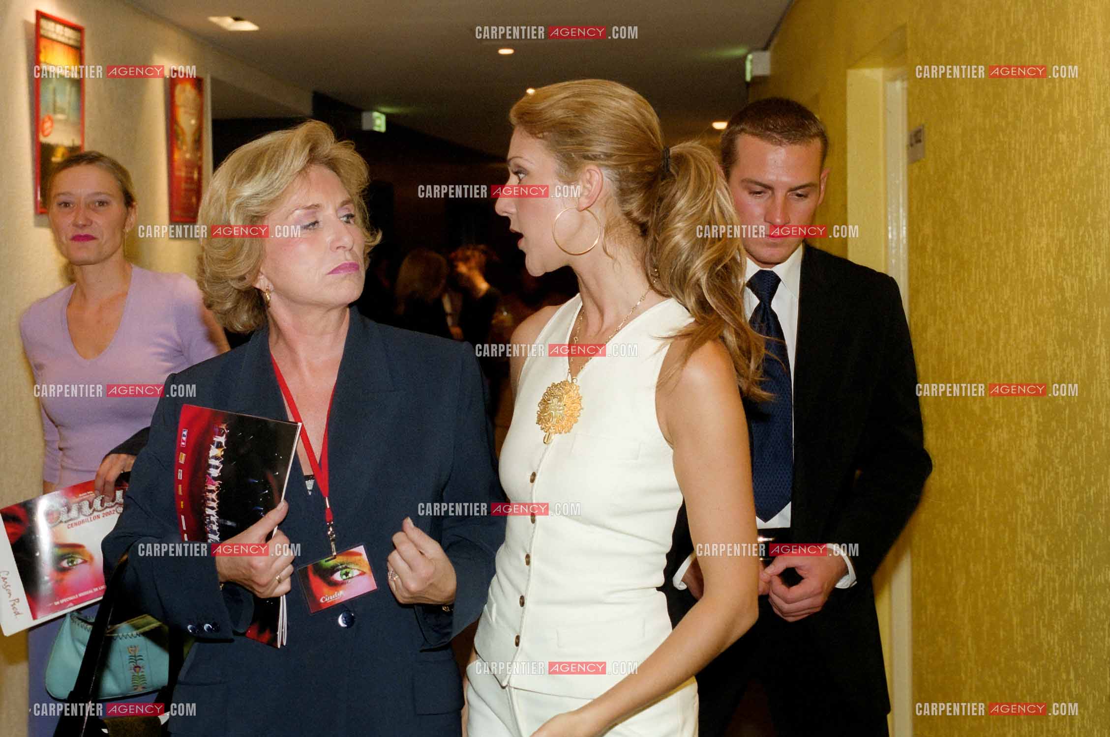 La chanteuse Céline Dion au Palais des Congrès de Paris pour la générale de la comédie musicale " Cindy ".  Dans les loges, céline avec son attaché de presse.   (Exclusif )