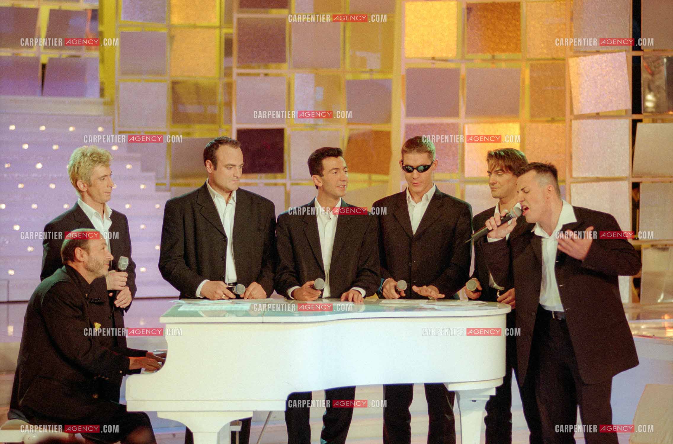 Le groupe d'imitateurs Les 6 Clones composé de Gérald Dahan, Erick Baert, Michel Villano, Yvonnick, Philippe Sax, Patrick Chagnaud dans l'émission “ Vivement Dimanche.   ( Exclusif )