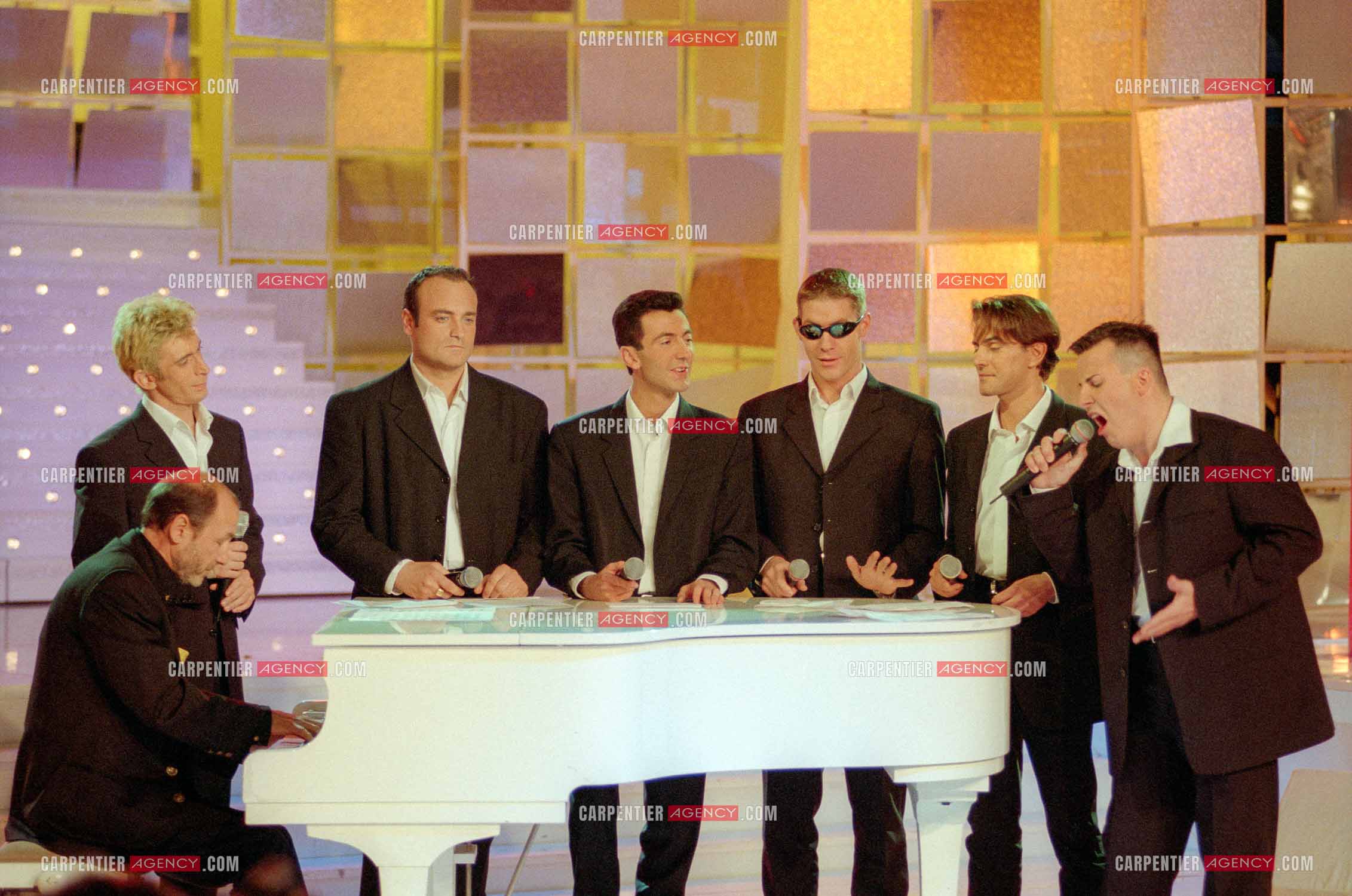 Le groupe d'imitateurs Les 6 Clones composé de Gérald Dahan, Erick Baert, Michel Villano, Yvonnick, Philippe Sax, Patrick Chagnaud dans l'émission “ Vivement Dimanche.   ( Exclusif )