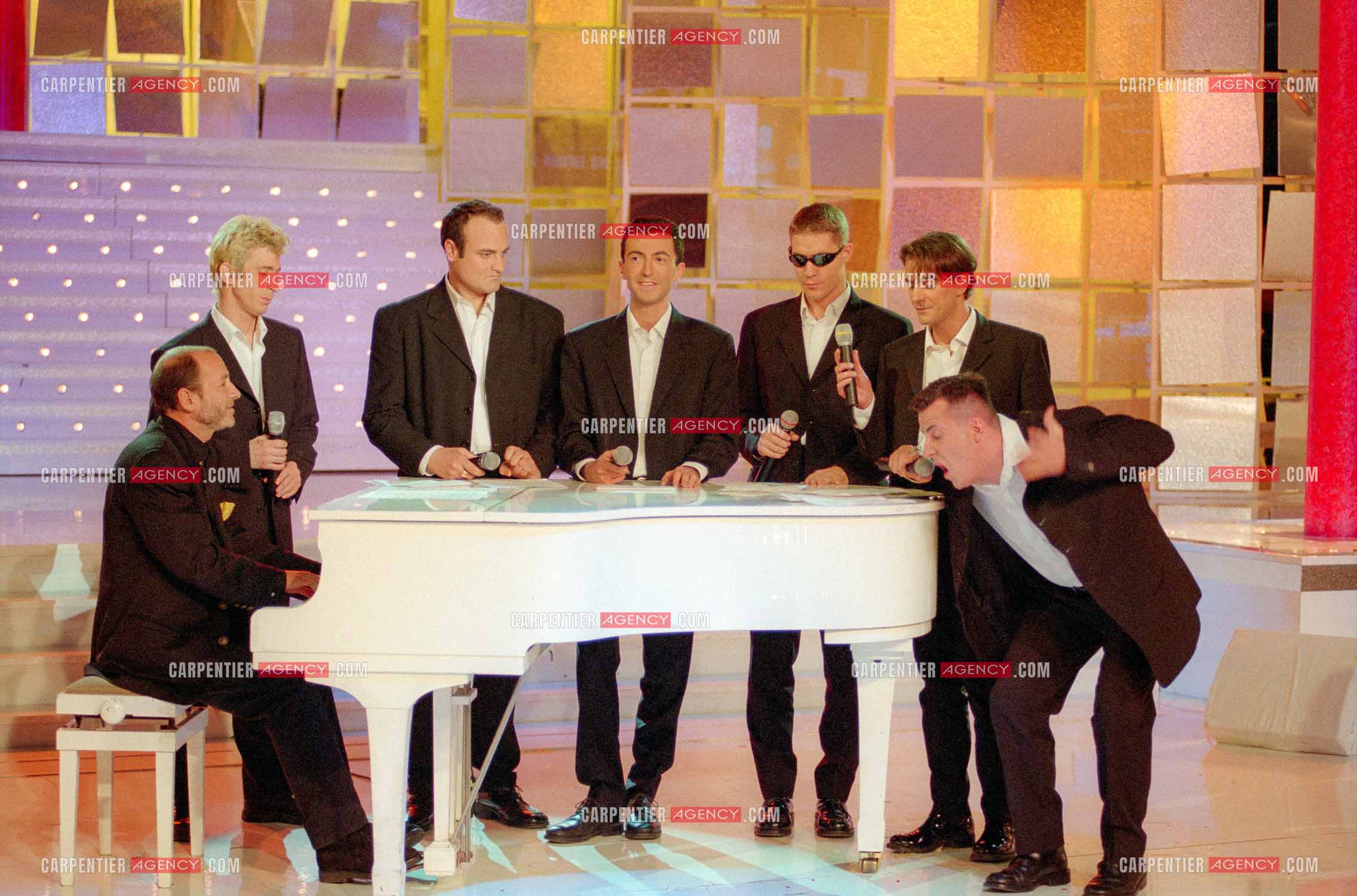 Le groupe d'imitateurs Les 6 Clones composé de Gérald Dahan, Erick Baert, Michel Villano, Yvonnick, Philippe Sax, Patrick Chagnaud dans l'émission “ Vivement Dimanche.   ( Exclusif )