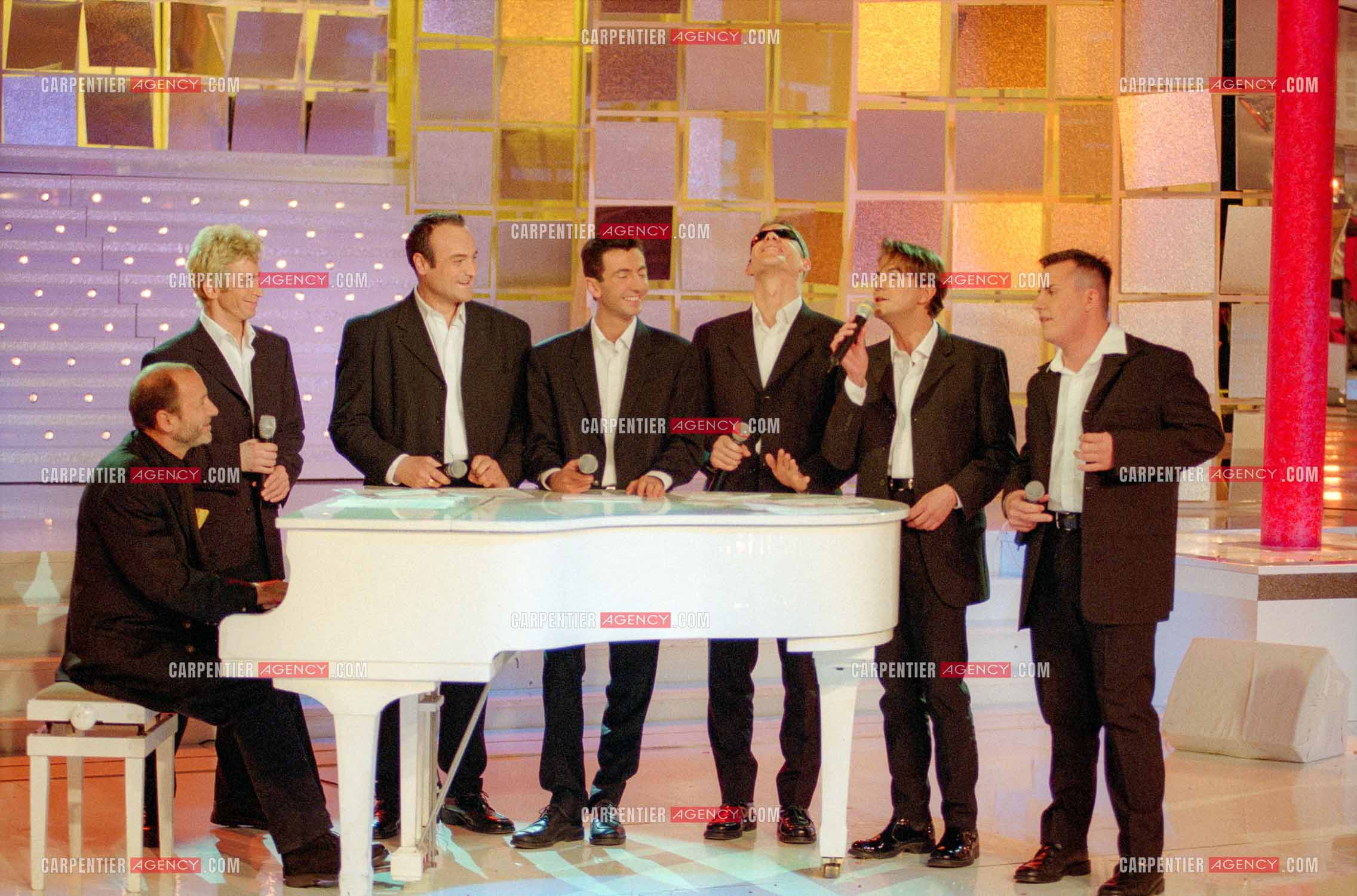 Le groupe d'imitateurs Les 6 Clones composé de Gérald Dahan, Erick Baert, Michel Villano, Yvonnick, Philippe Sax, Patrick Chagnaud dans l'émission “ Vivement Dimanche.   ( Exclusif )