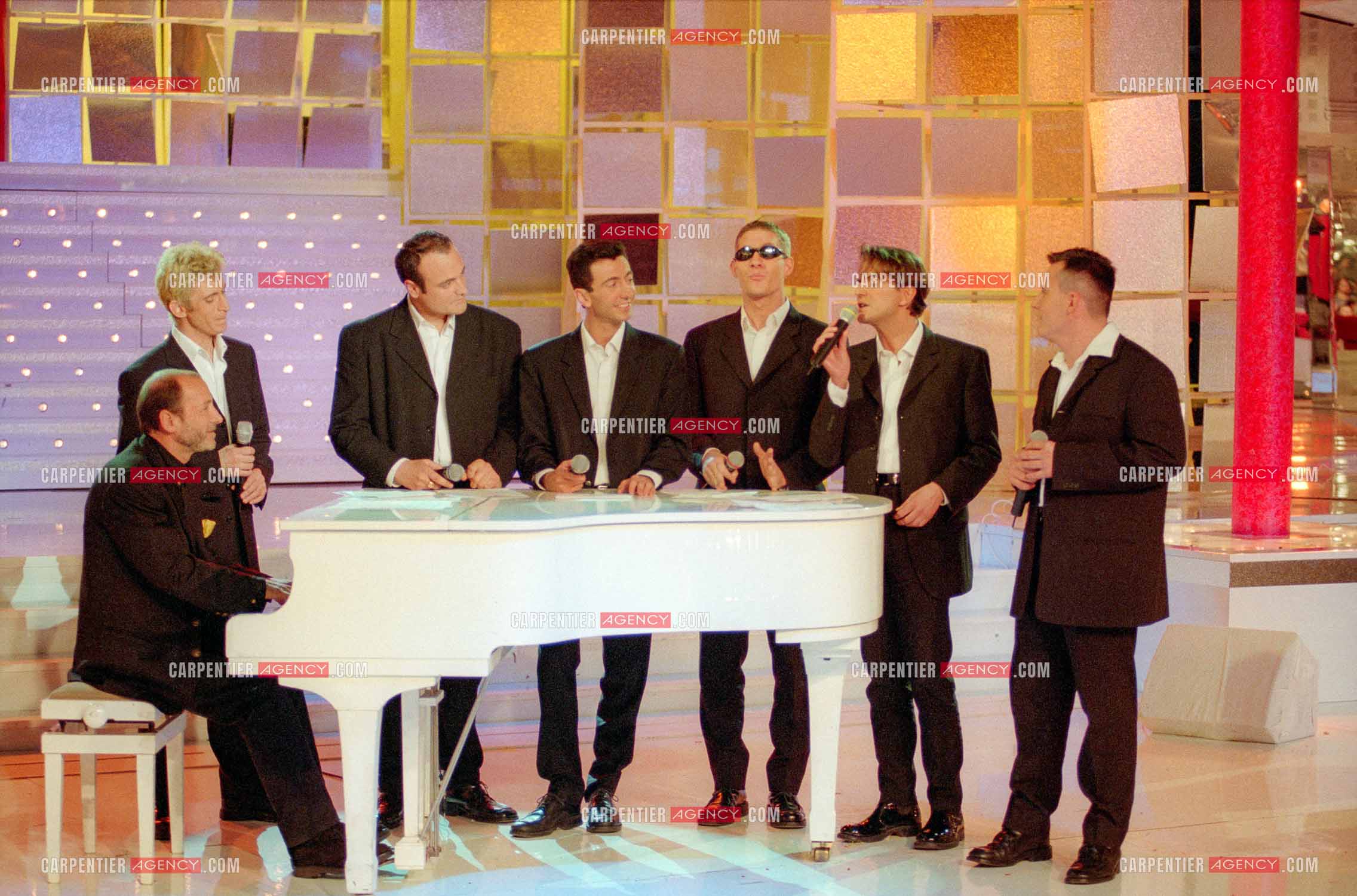 Le groupe d'imitateurs Les 6 Clones composé de Gérald Dahan, Erick Baert, Michel Villano, Yvonnick, Philippe Sax, Patrick Chagnaud dans l'émission “ Vivement Dimanche.   ( Exclusif )
