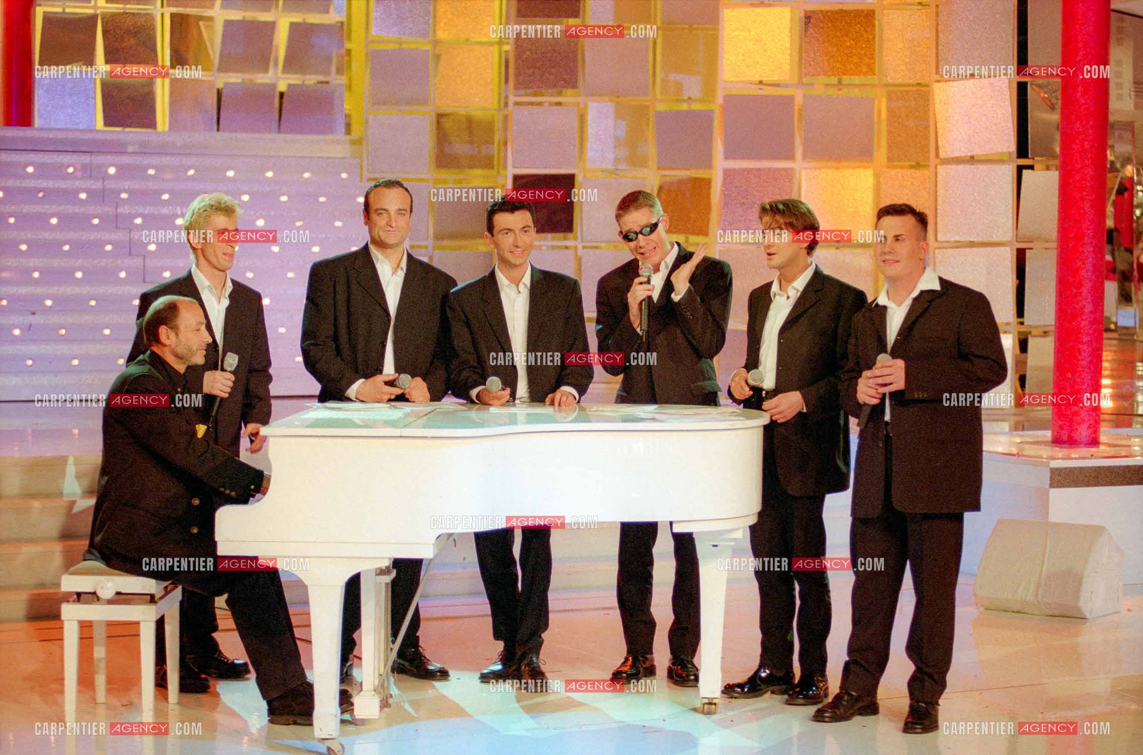Le groupe d'imitateurs Les 6 Clones composé de Gérald Dahan, Erick Baert, Michel Villano, Yvonnick, Philippe Sax, Patrick Chagnaud dans l'émission “ Vivement Dimanche.   ( Exclusif )