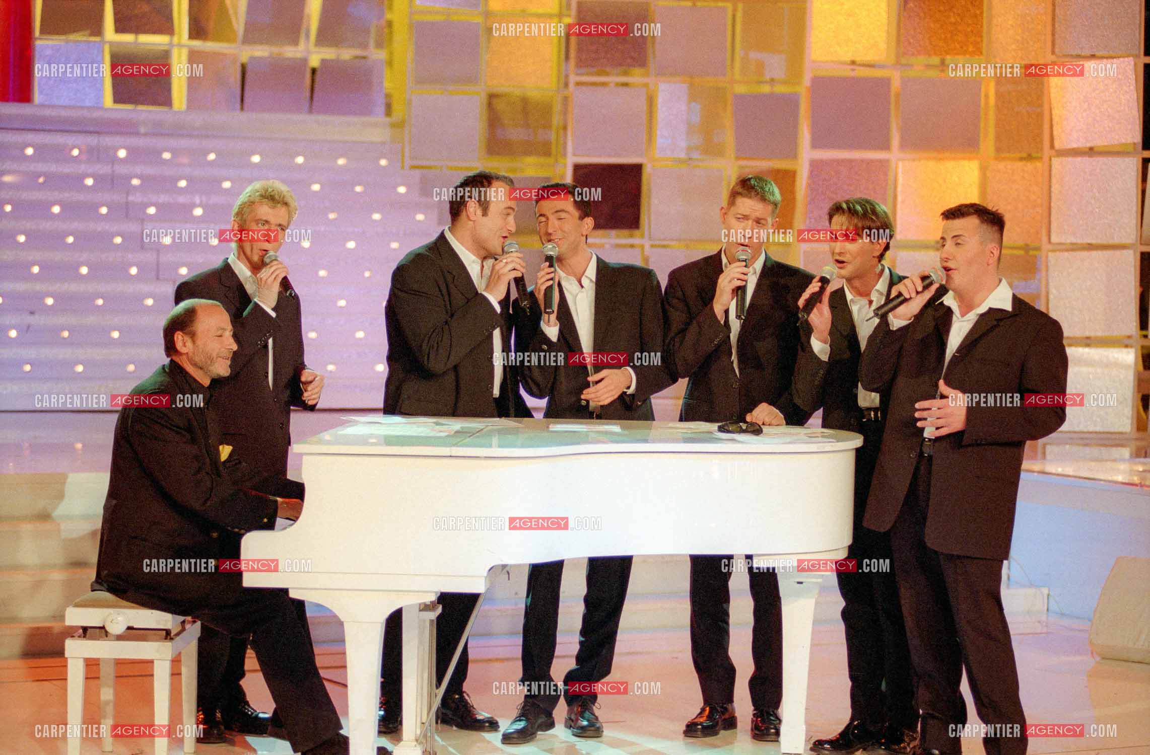 Le groupe d'imitateurs Les 6 Clones composé de Gérald Dahan, Erick Baert, Michel Villano, Yvonnick, Philippe Sax, Patrick Chagnaud dans l'émission “ Vivement Dimanche.   ( Exclusif )