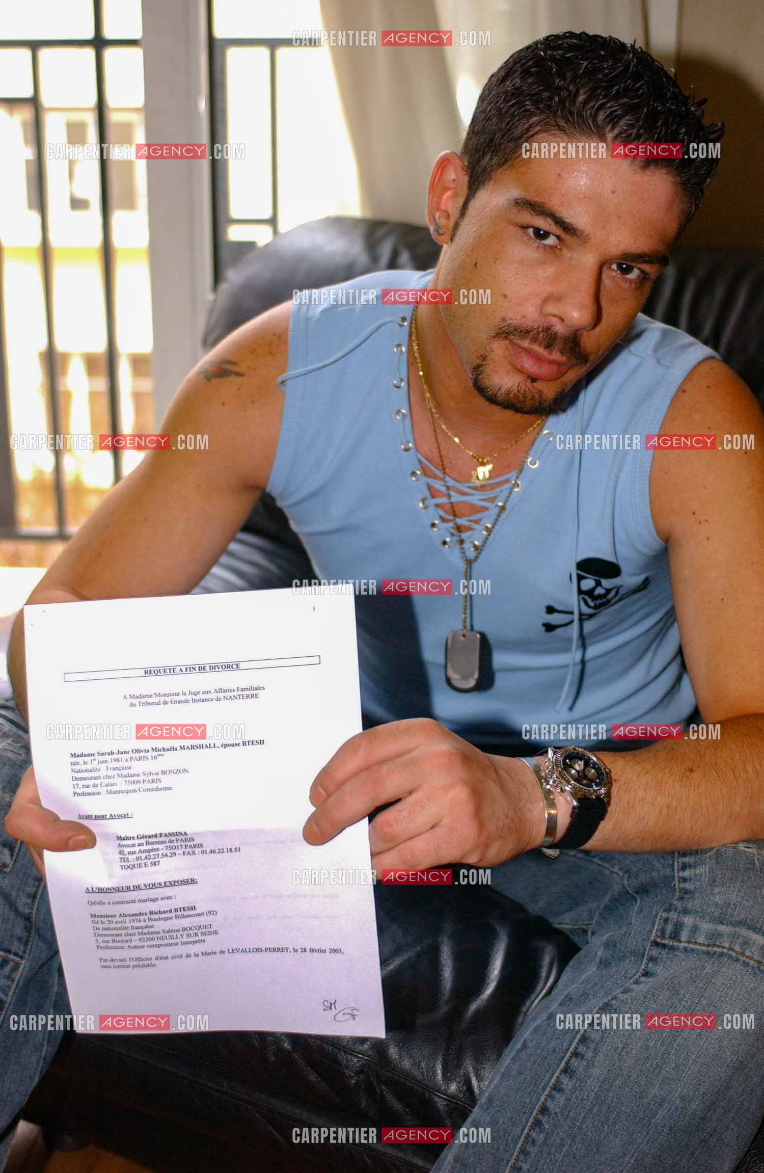 Alexandre Antony, fils de Richard Antony, chez lui montrant les papiers du divorce et les photos avec son ex femme l'actrice Sarah Marshall.  ( Exclusif )