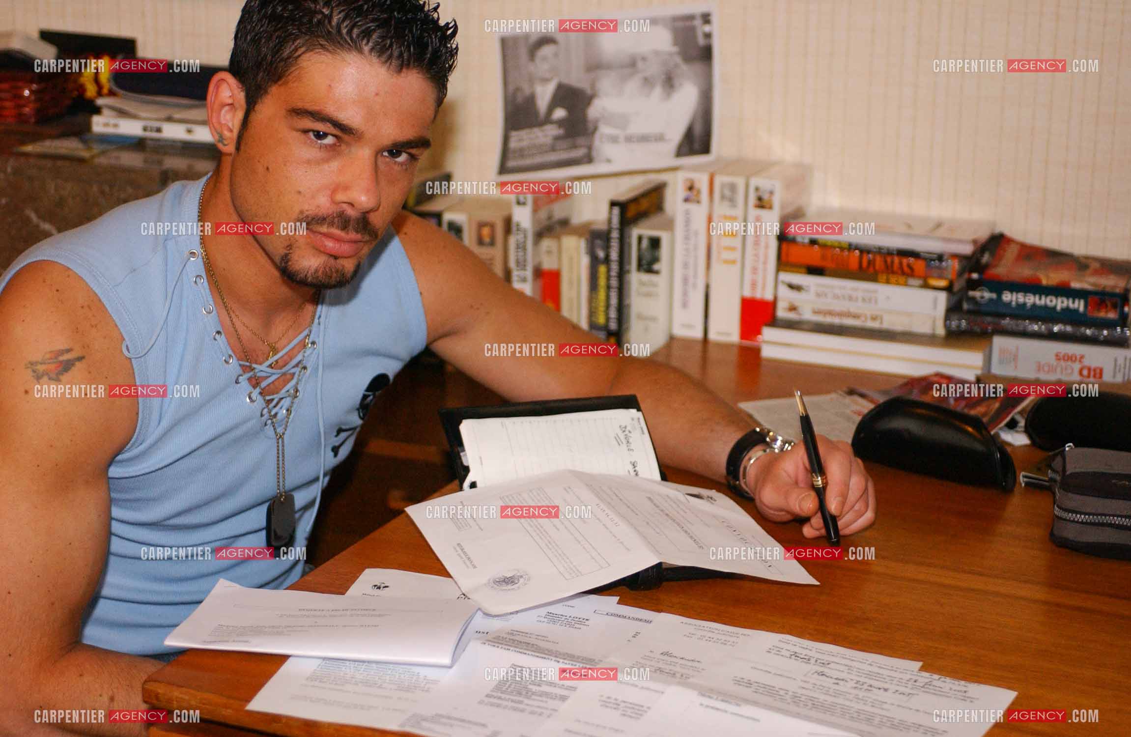Alexandre Antony, fils de Richard Antony, chez lui montrant les papiers du divorce et les photos avec son ex femme l'actrice Sarah Marshall.  ( Exclusif )