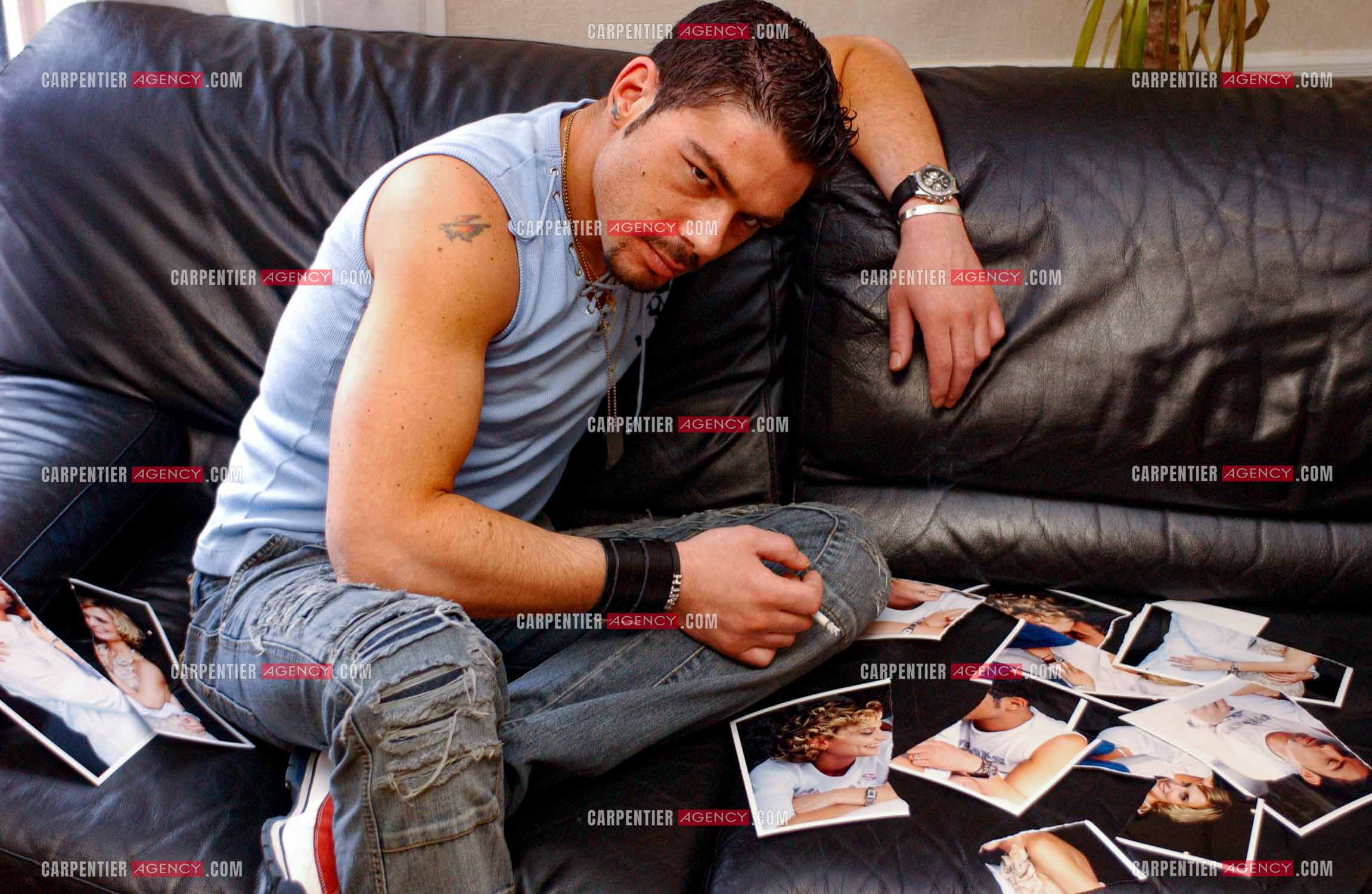 Alexandre Antony, fils de Richard Antony, chez lui montrant les papiers du divorce et les photos avec son ex femme l'actrice Sarah Marshall.  ( Exclusif )
