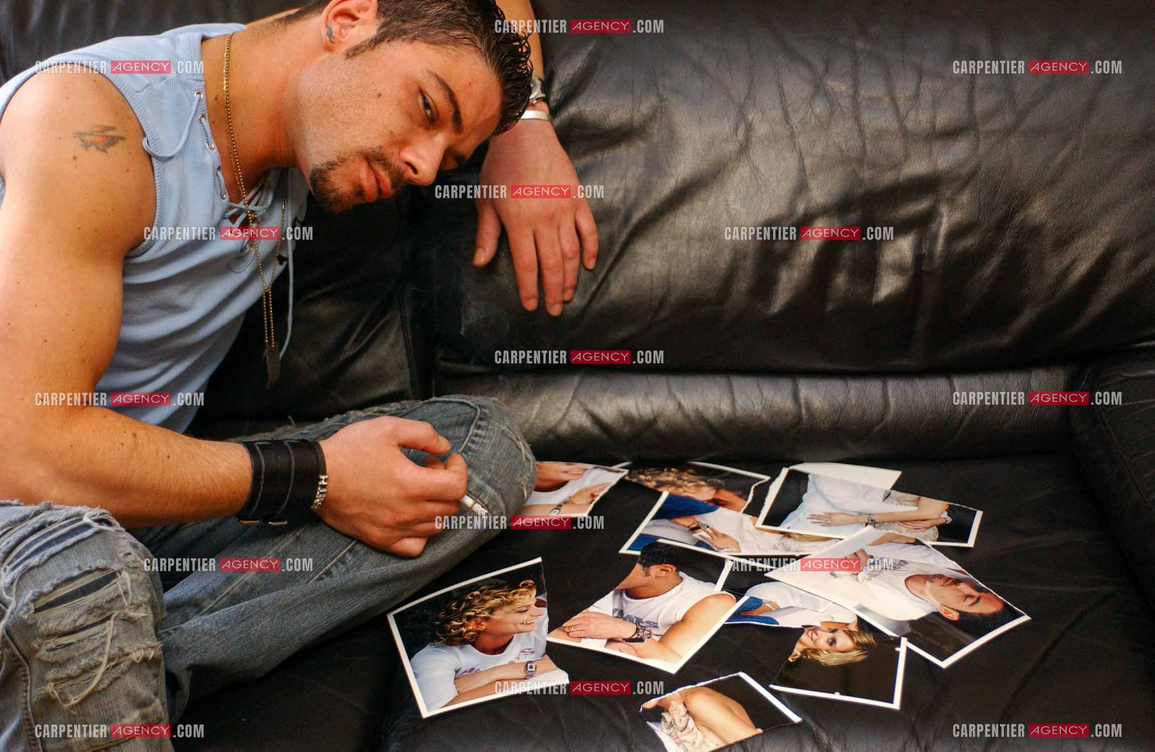 Alexandre Antony, fils de Richard Antony, chez lui montrant les papiers du divorce et les photos avec son ex femme l'actrice Sarah Marshall.  ( Exclusif )