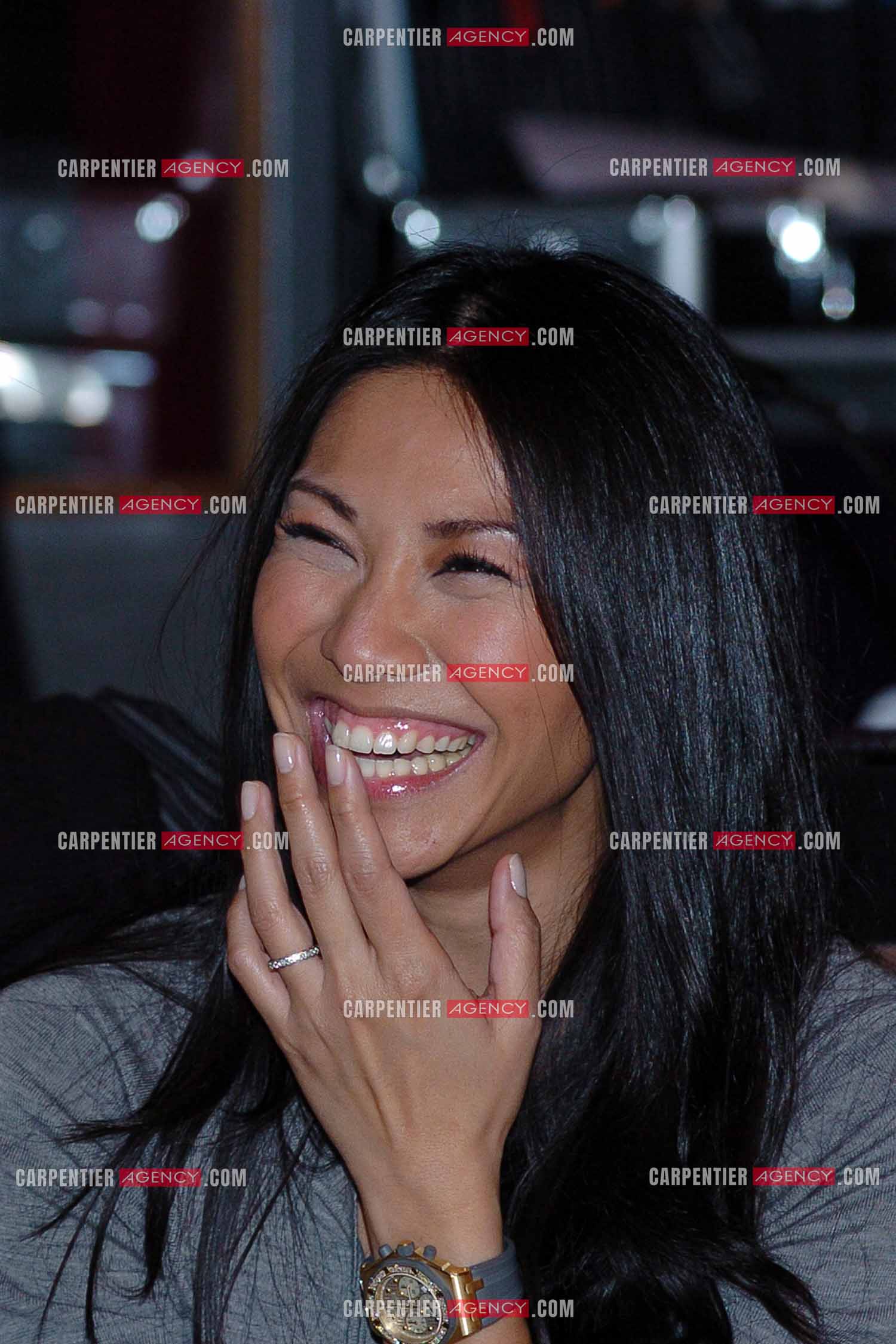 La chanteuse Anggun Cipta Sasmi dite Anggun en studio d'enregistrement en 2006.       ( Exclusif )