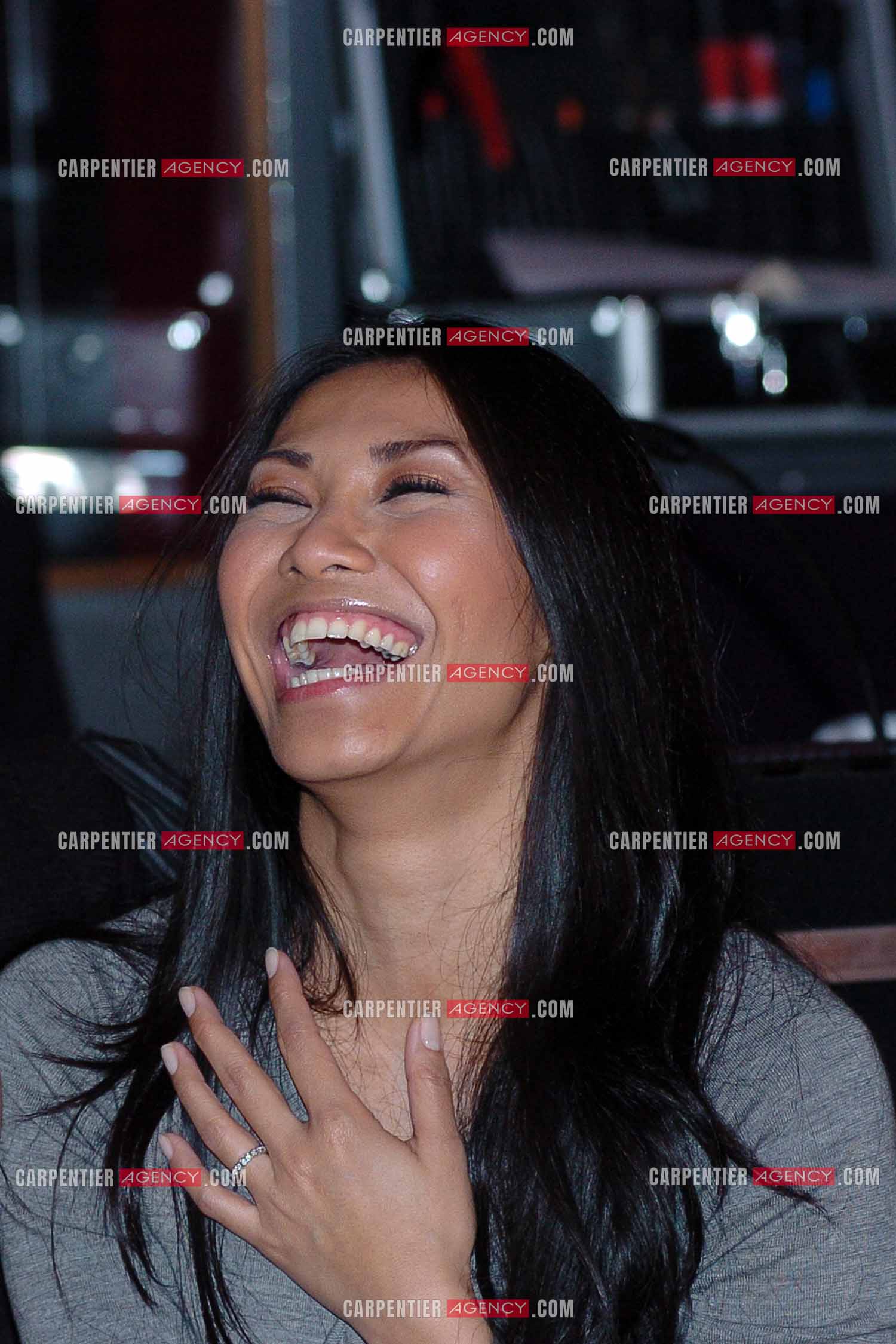La chanteuse Anggun Cipta Sasmi dite Anggun en studio d'enregistrement en 2006.       ( Exclusif )