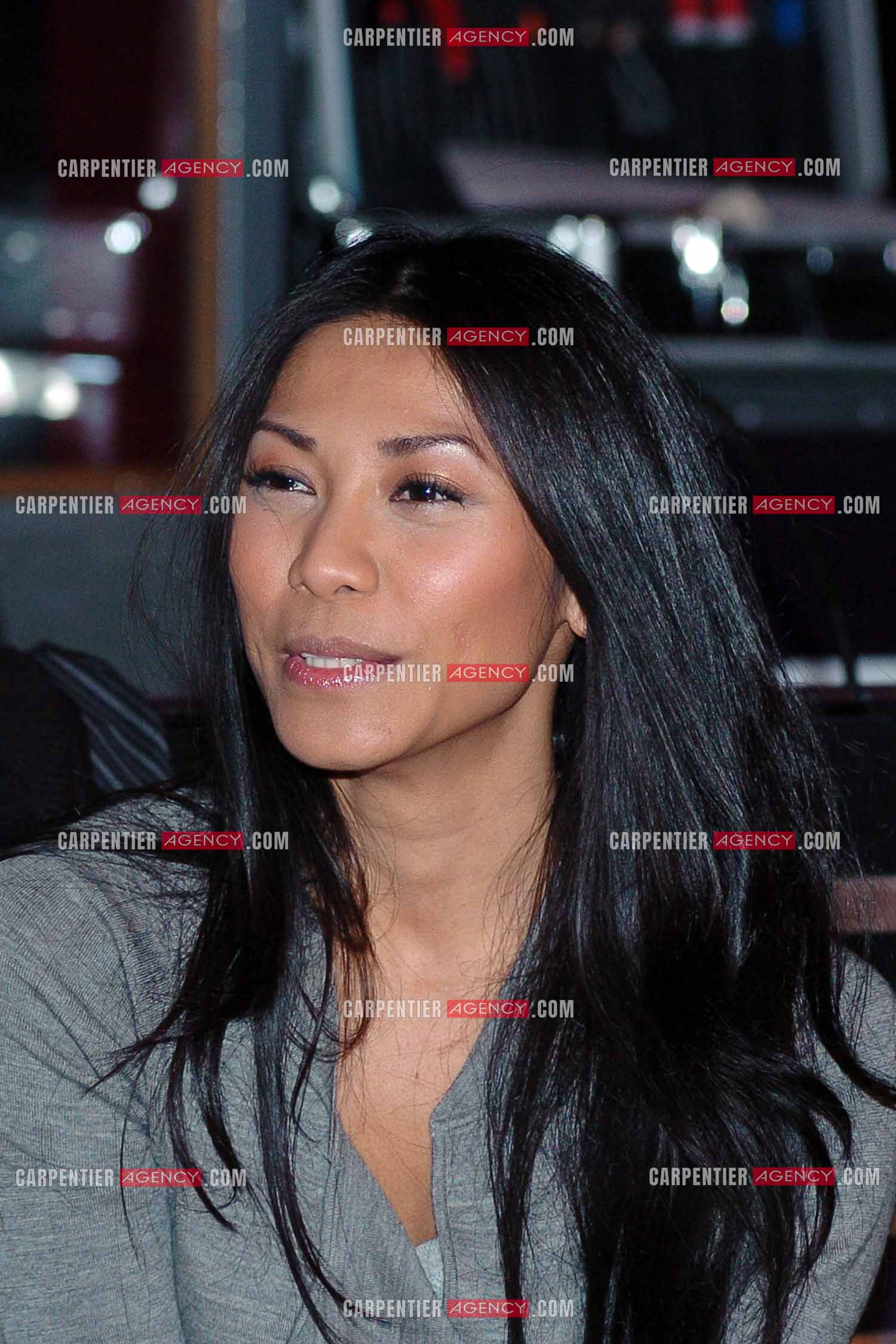 La chanteuse Anggun Cipta Sasmi dite Anggun en studio d'enregistrement en 2006.       ( Exclusif )
