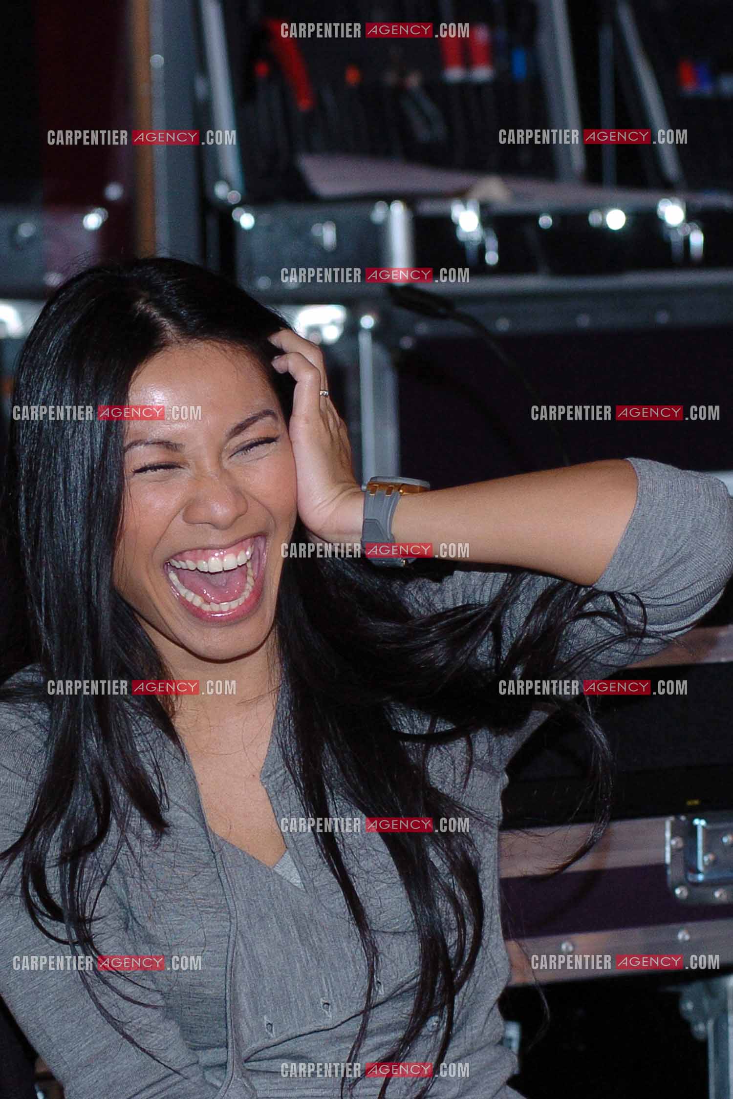 La chanteuse Anggun Cipta Sasmi dite Anggun en studio d'enregistrement en 2006.       ( Exclusif )
