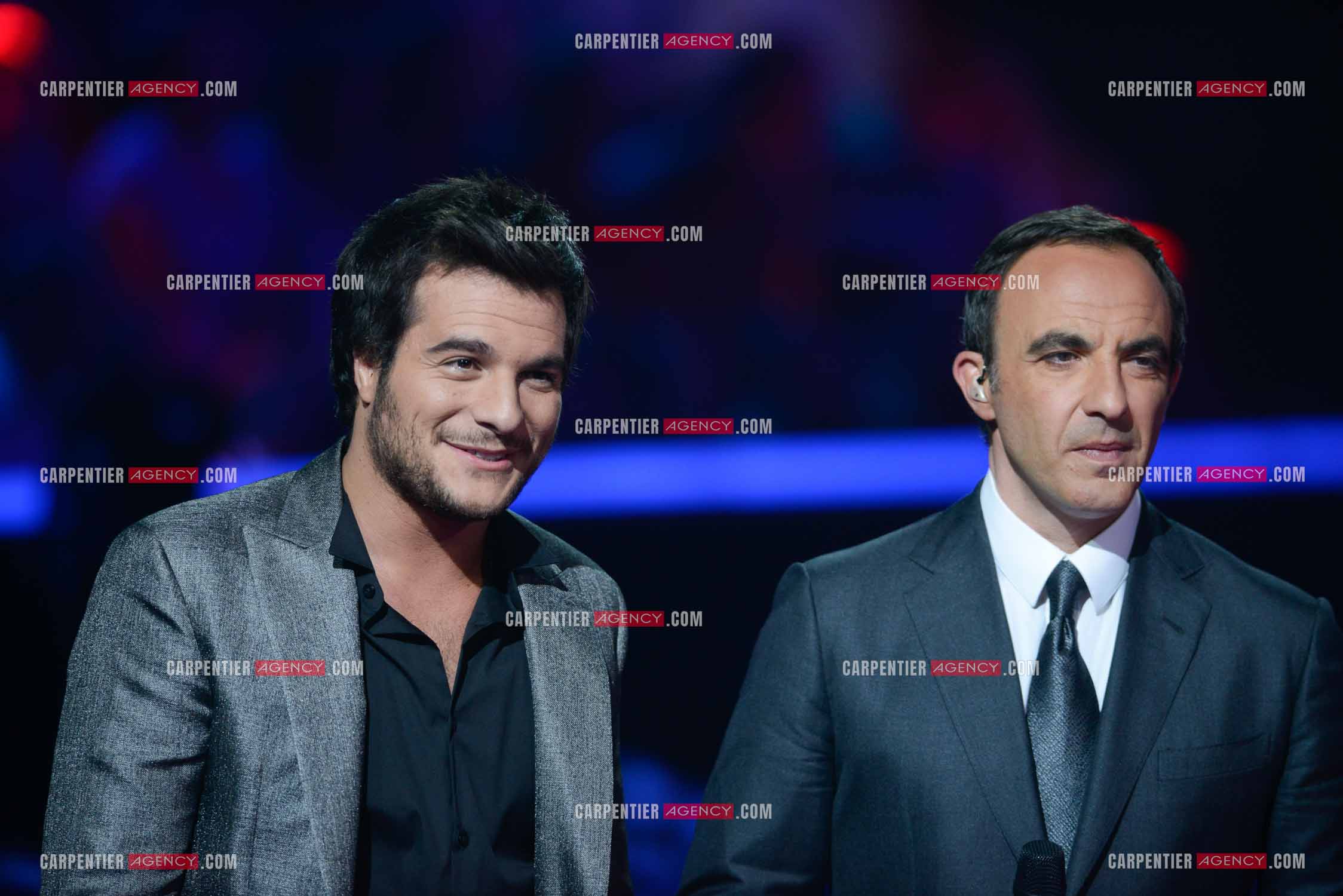 Le chanteur Amir avec Nikos Aliagas en tant que candidat à l'émission The Voice en 2014.