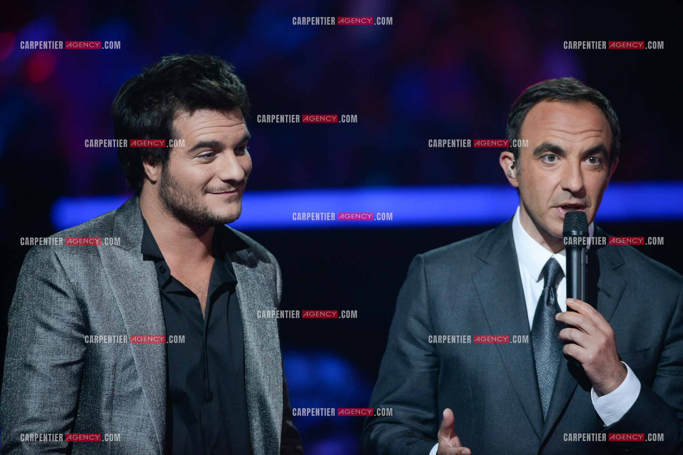 Le chanteur Amir avec Nikos Aliagas en tant que candidat à l'émission The Voice en 2014.