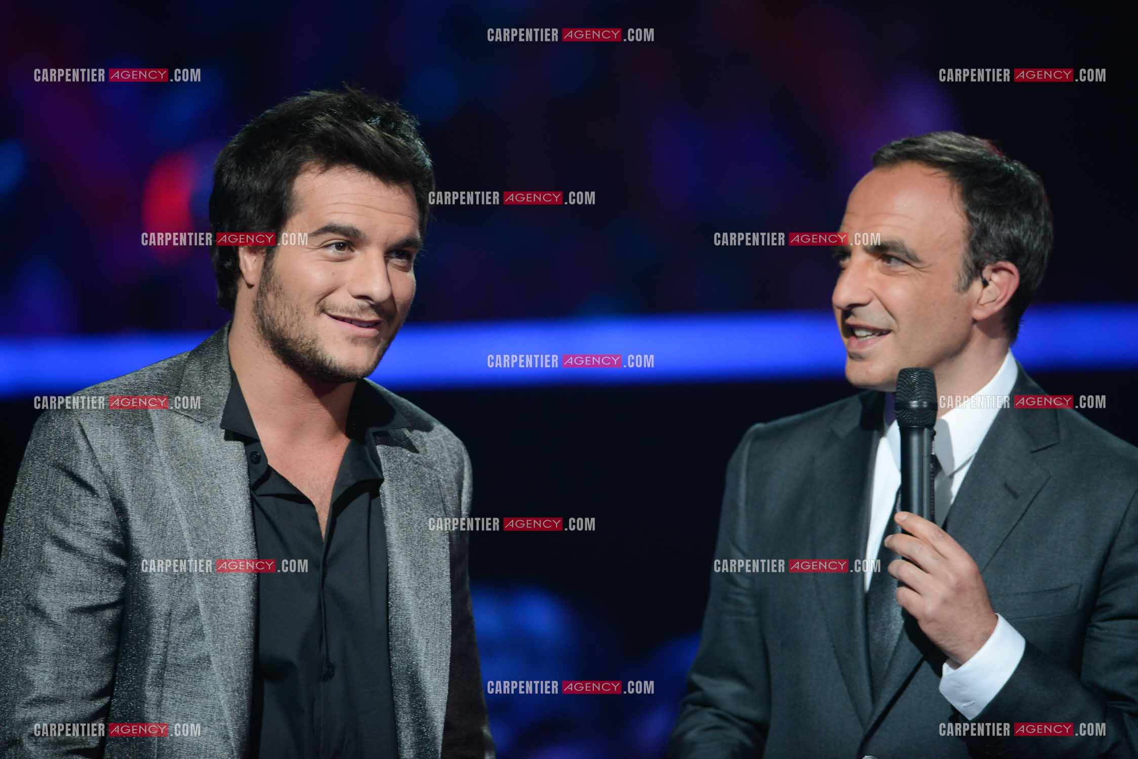 Le chanteur Amir avec Nikos Aliagas en tant que candidat à l'émission The Voice en 2014.