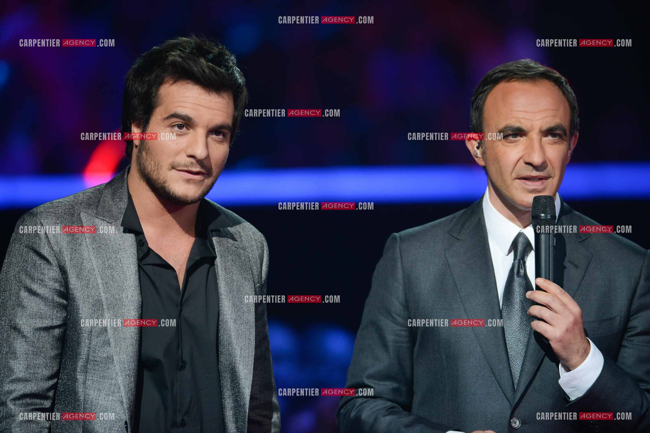 Le chanteur Amir avec Nikos Aliagas en tant que candidat à l'émission The Voice en 2014.