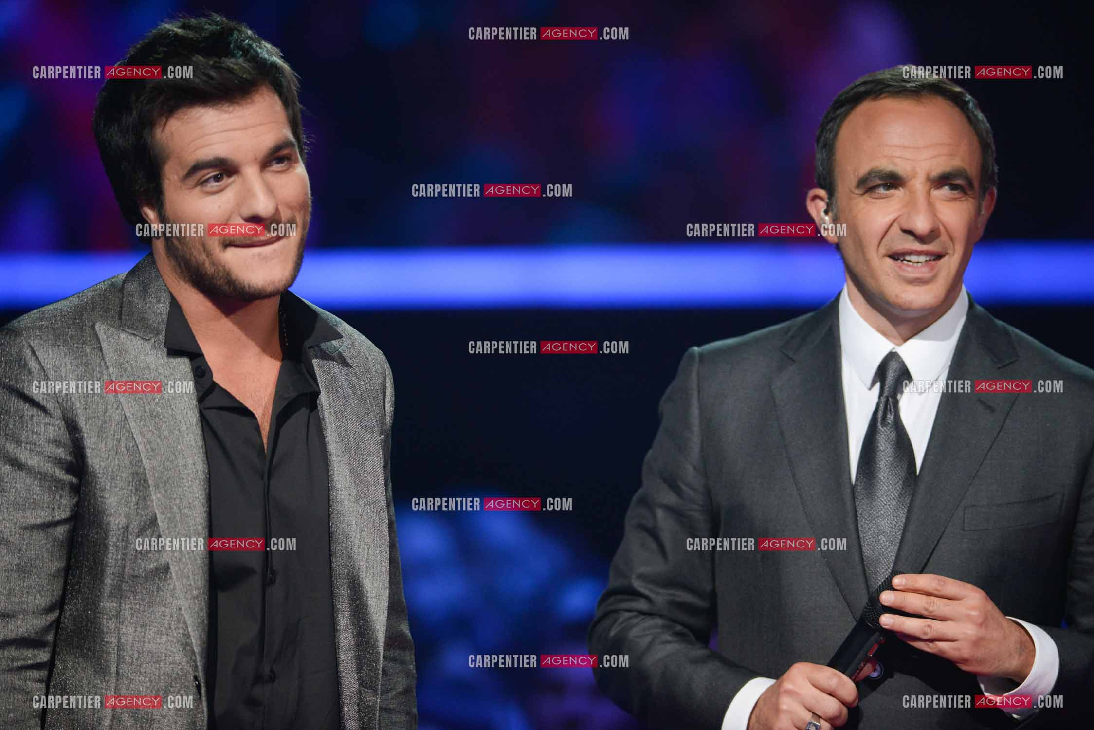 Le chanteur Amir avec Nikos Aliagas en tant que candidat à l'émission The Voice en 2014.