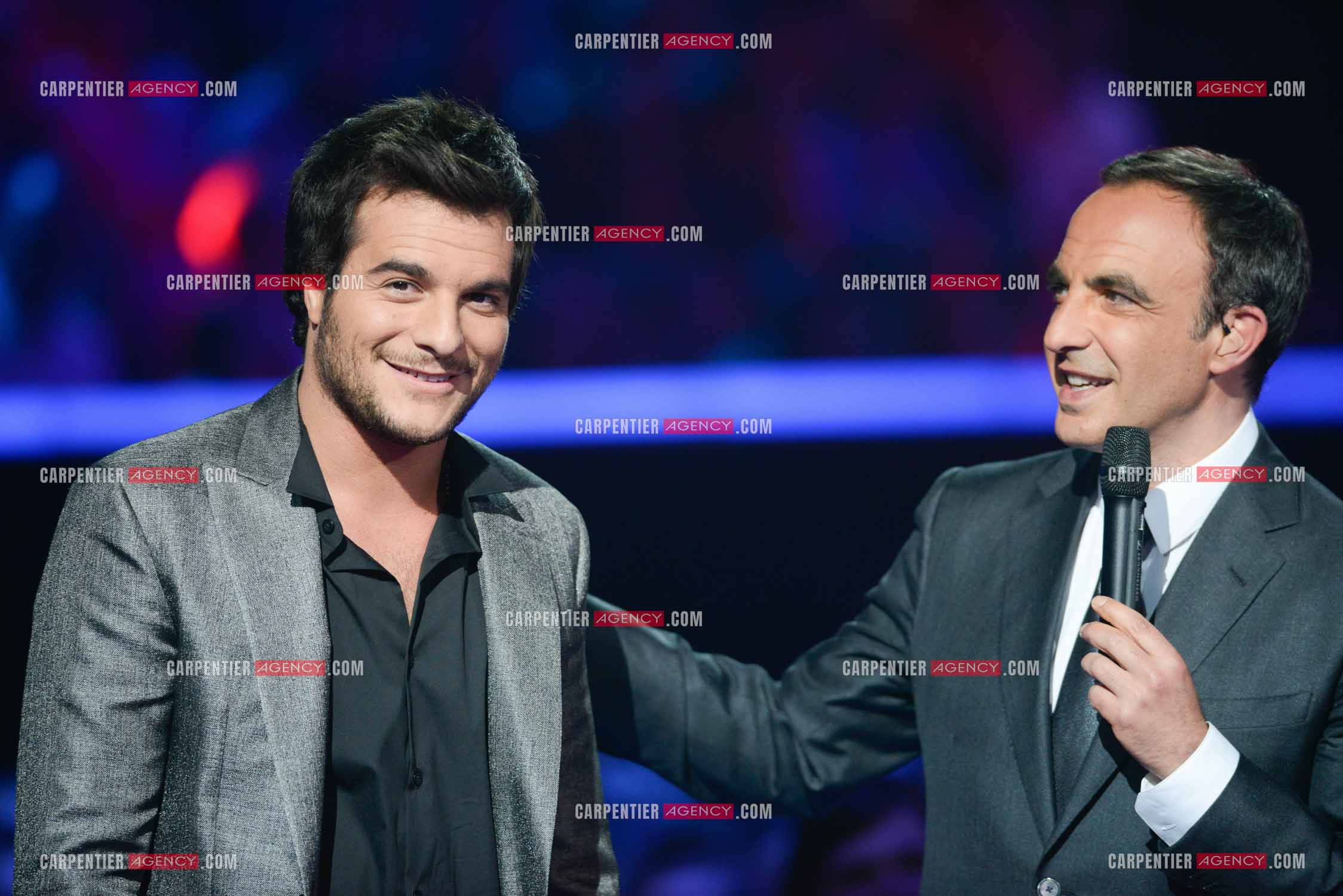 Le chanteur Amir avec Nikos Aliagas en tant que candidat à l'émission The Voice en 2014.