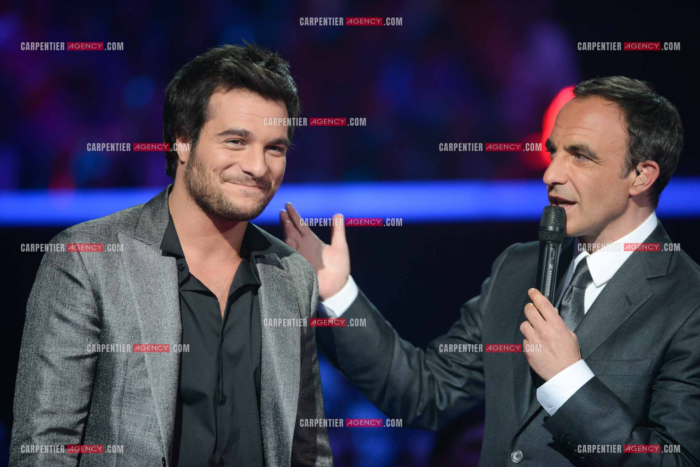 Le chanteur Amir avec Nikos Aliagas en tant que candidat à l'émission The Voice en 2014.