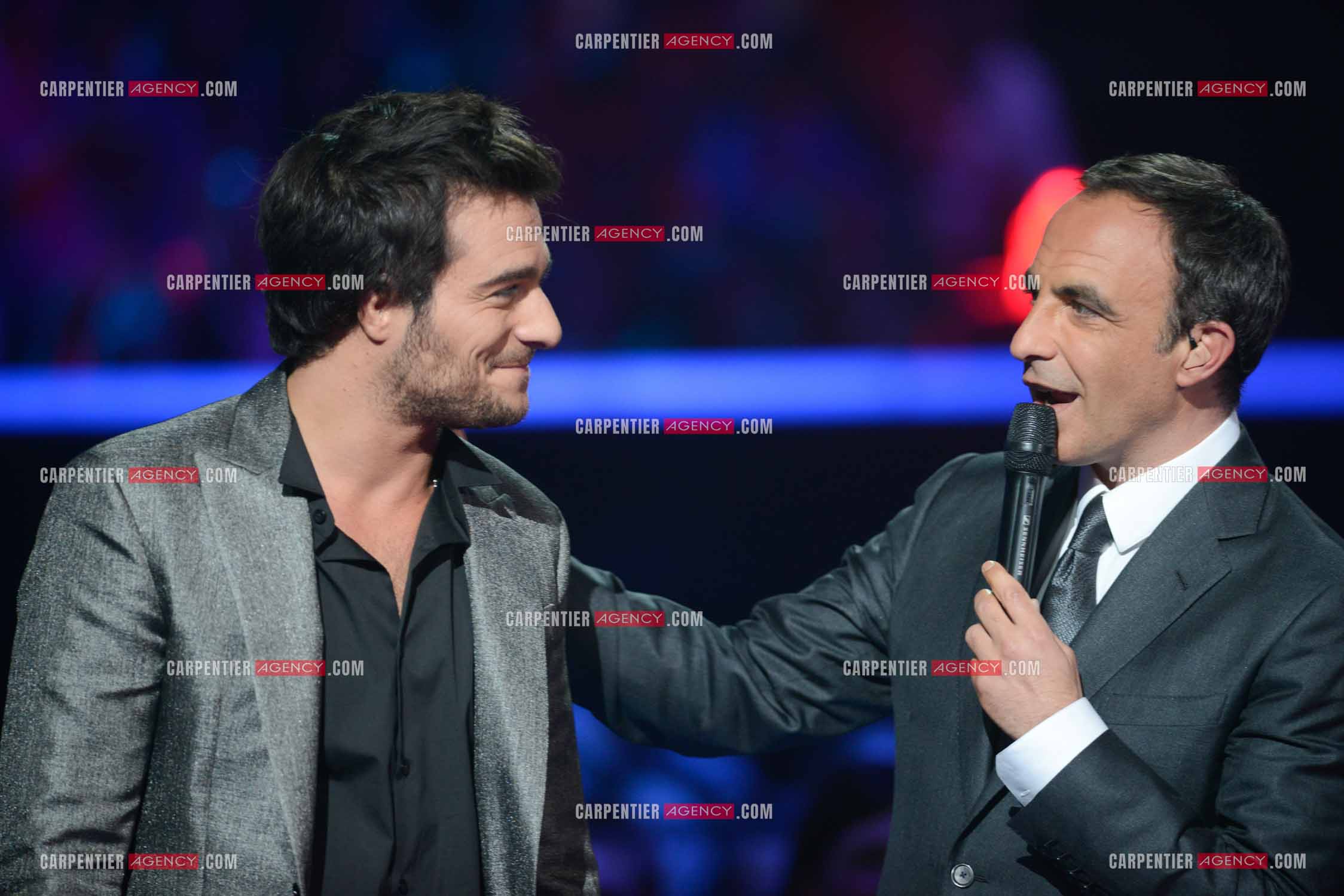 Le chanteur Amir avec Nikos Aliagas en tant que candidat à l'émission The Voice en 2014.