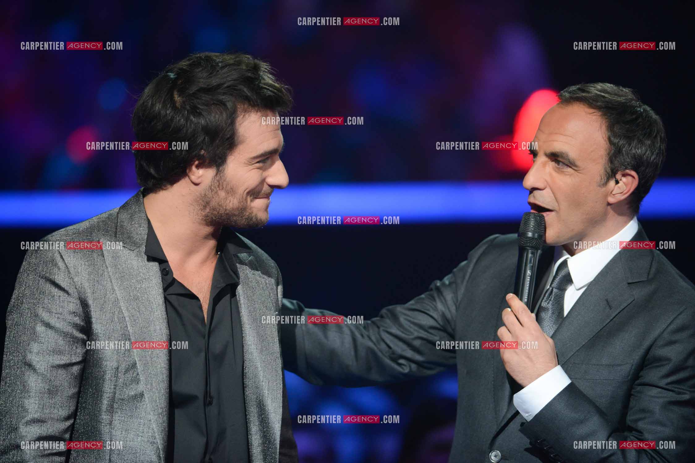 Le chanteur Amir avec Nikos Aliagas en tant que candidat à l'émission The Voice en 2014.