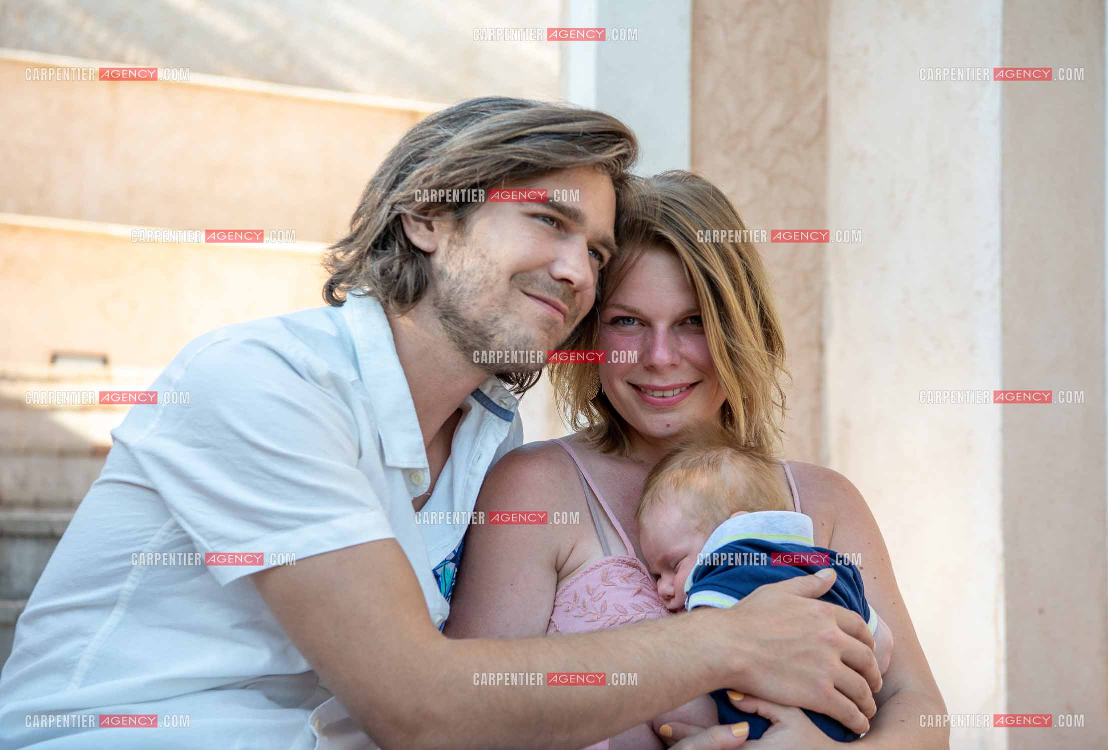 Le ténor Amaury Vassili lors de ses vacances d'été a Toulon dans le Var avec sa femme Stéphanie et leur petit garçon Anatoly tous juste agé de deux mois.   ( Exclusif )
