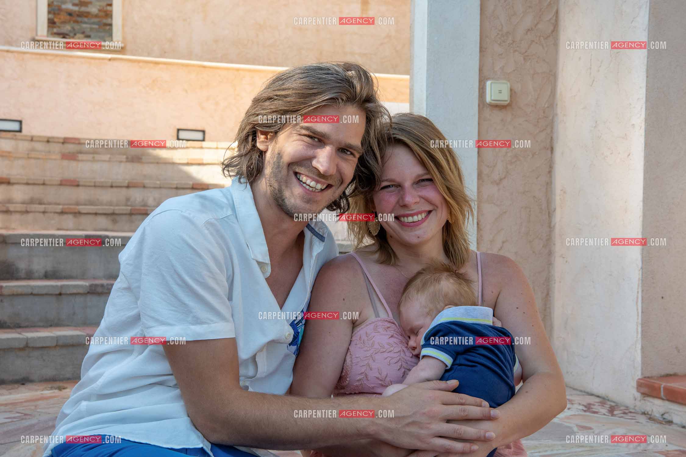Le ténor Amaury Vassili lors de ses vacances d'été a Toulon dans le Var avec sa femme Stéphanie et leur petit garçon Anatoly tous juste agé de deux mois.   ( Exclusif )
